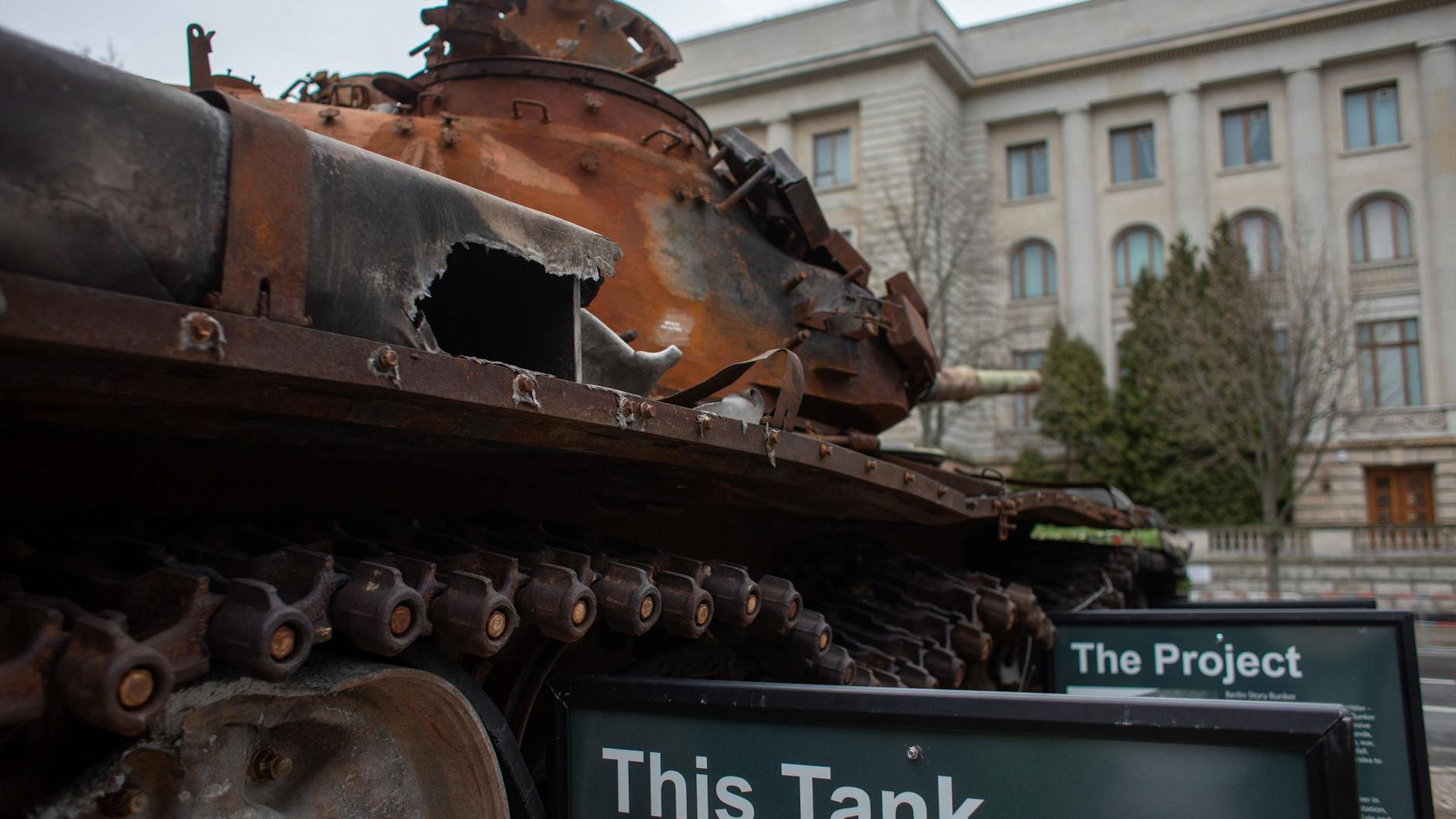 Zerstörter russischer Panzer vor den Fenstern der Botschaft im Hintergrund. Die Vorhänge in der Russischen Botschaft sind seit dem Krieg gegen die Ukraine zugezogen. 