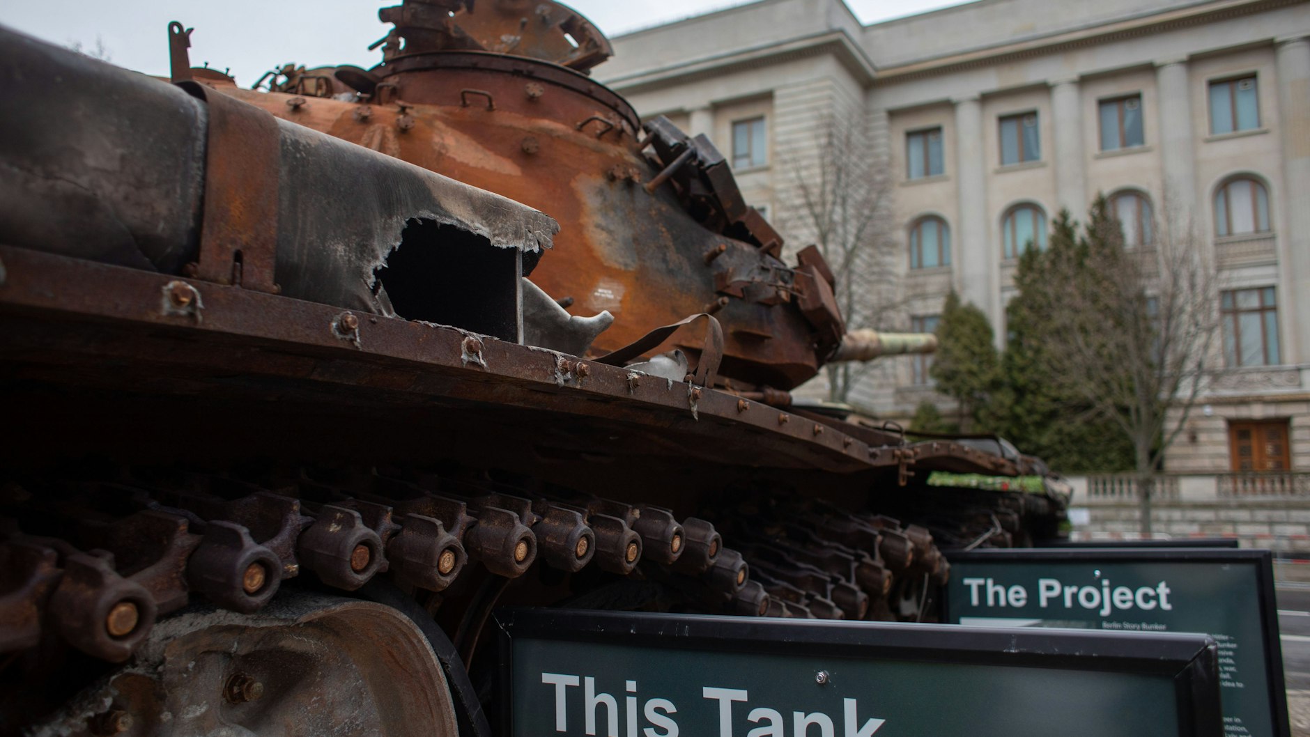 Zerstörter russischer Panzer vor den Fenstern der Botschaft im Hintergrund. Die Vorhänge in der Russischen Botschaft sind seit dem Krieg gegen die Ukraine zugezogen.&nbsp;