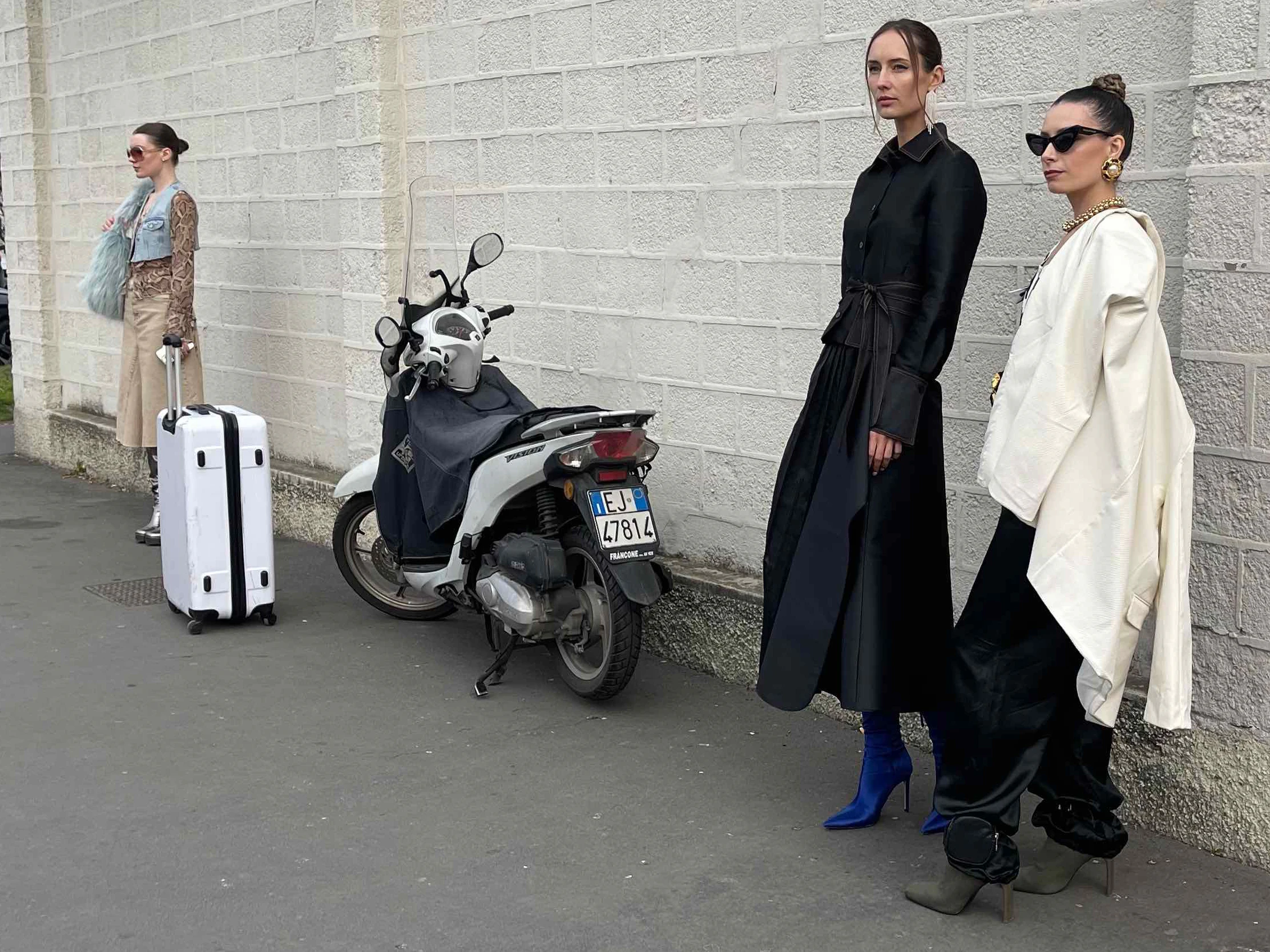 Street-Style-Tourismus:&nbsp;Viele Street-Style-Aktivisten pilgern mit Koffern von einer Show zur nächsten, um mehrmals am Tag in einem neuen Outfit zu glänzen.