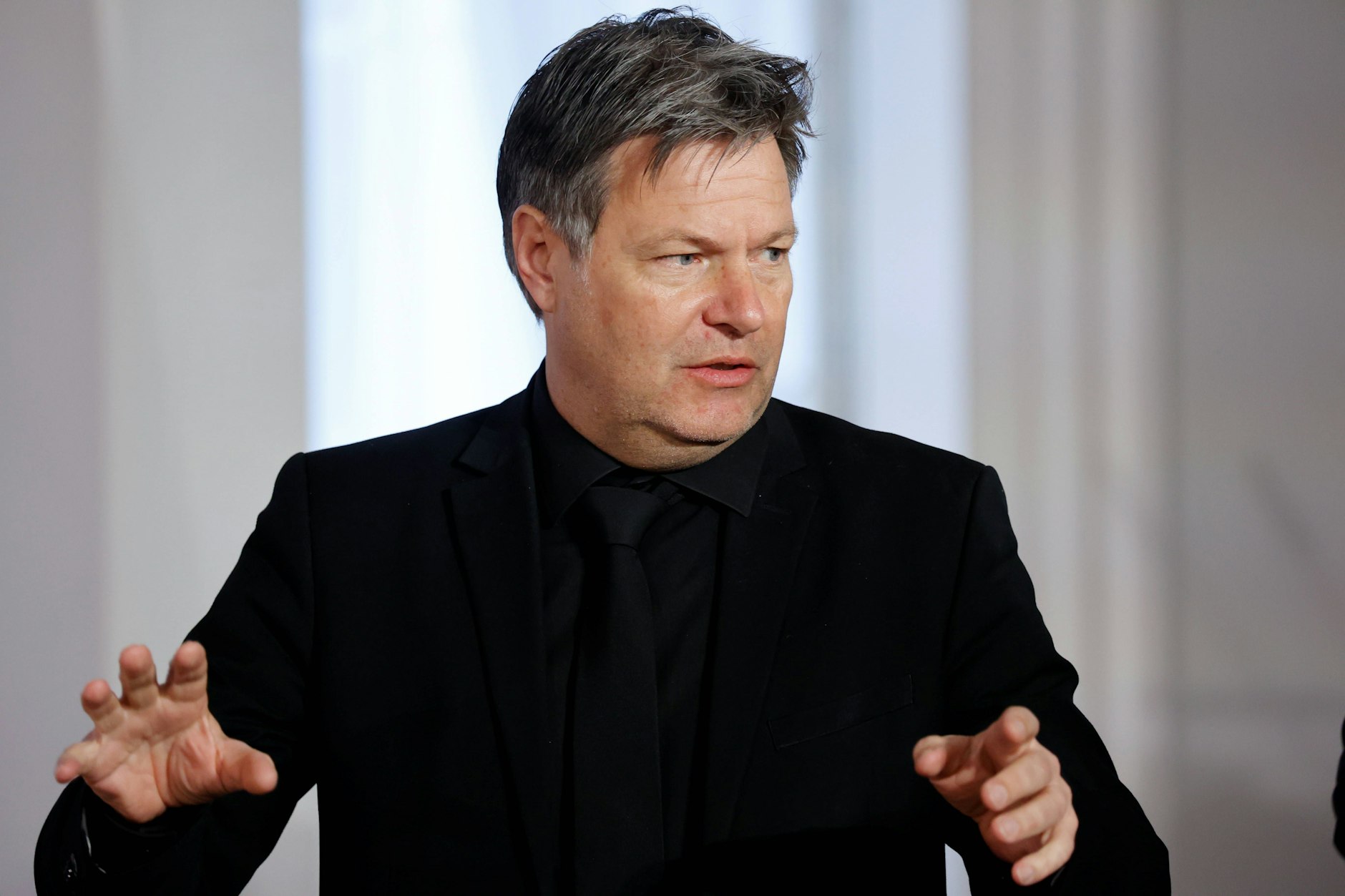 Wirtschaftsminister Robert Habeck (Grüne) bei der zentralen Veranstaltung zum Jahrestag des russischen Überfalls auf die Ukraine am Freitag im Schloss Bellevue in Berlin.&nbsp;