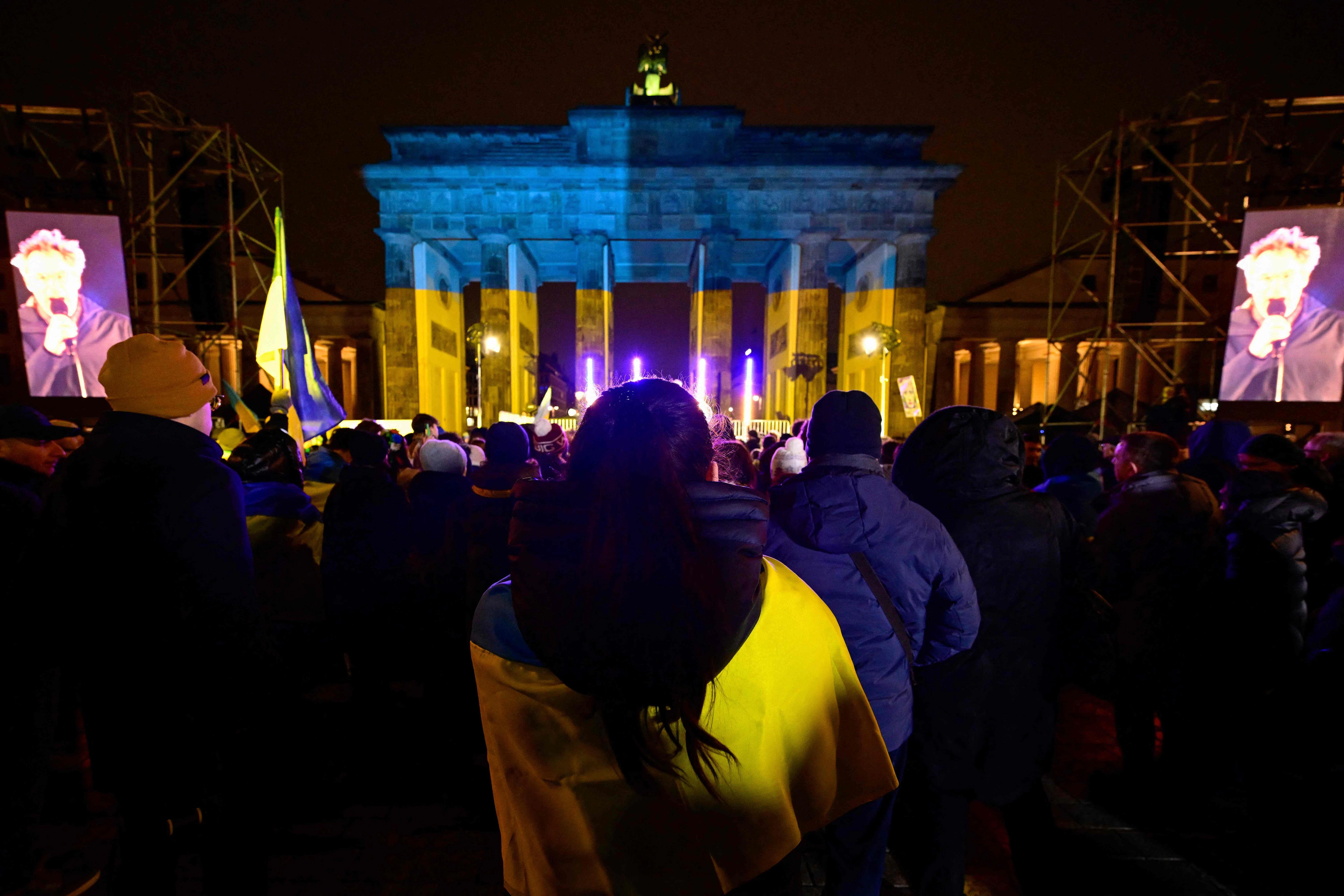 Viele Demonstranten sind gleich zum Brandenburger Tor gekommen.
