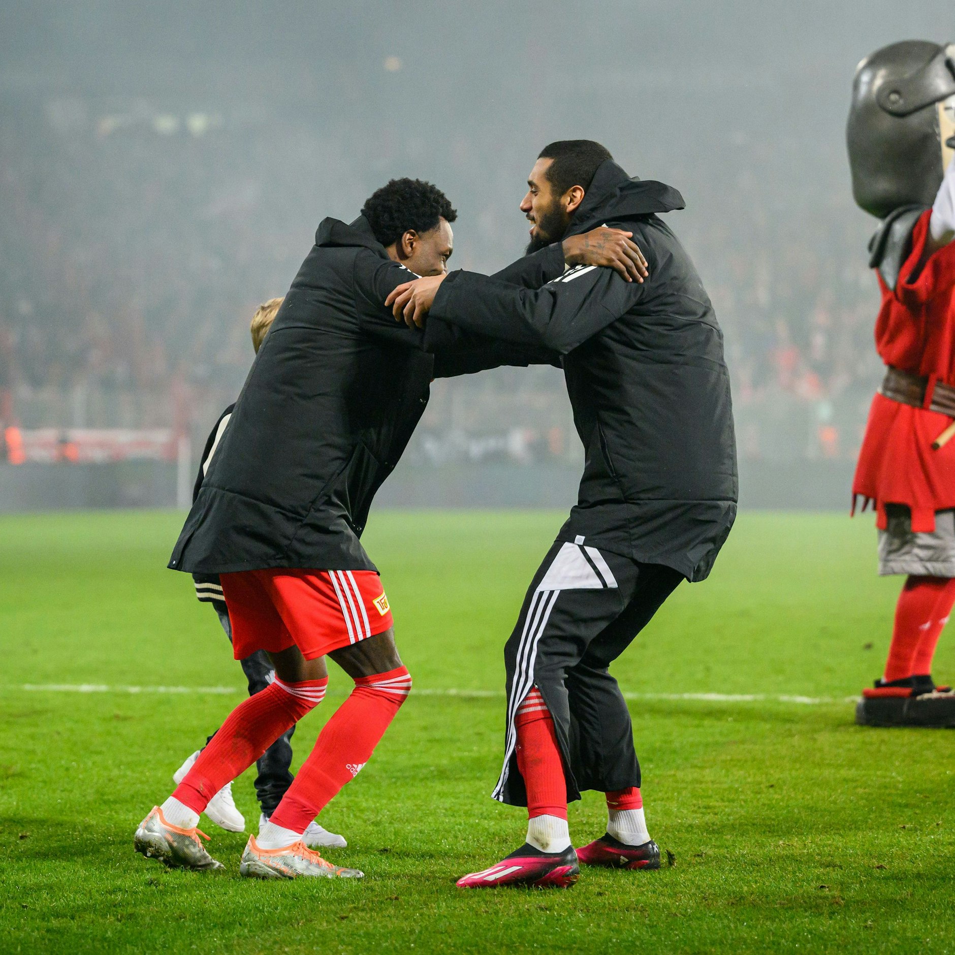 Sheraldo Becker und Aissa Laidouni vom 1. FC Union Berlin feiern den Sieg nach dem Spiel zwischen dem 1. FC Union und Ajax Amsterdam.