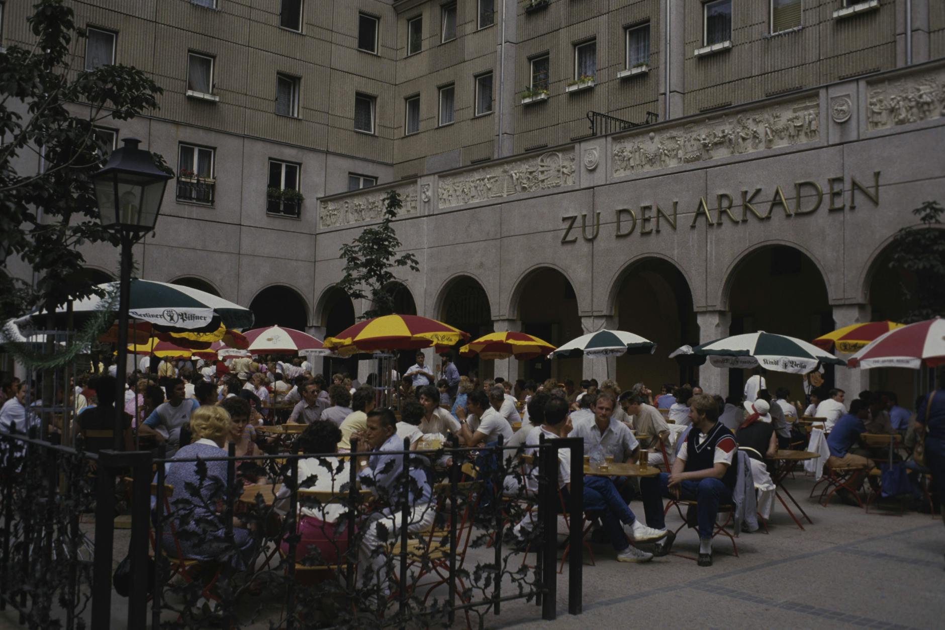 Ein Biergarten im Berliner Nikolaiviertel vor der Wende. In jedem ostdeutschen Dorf gab es bis vor 30 Jahren eine Gaststätte. Heute dominieren Döner, Pizza, Pasta und der Thai-Imbiss. 
