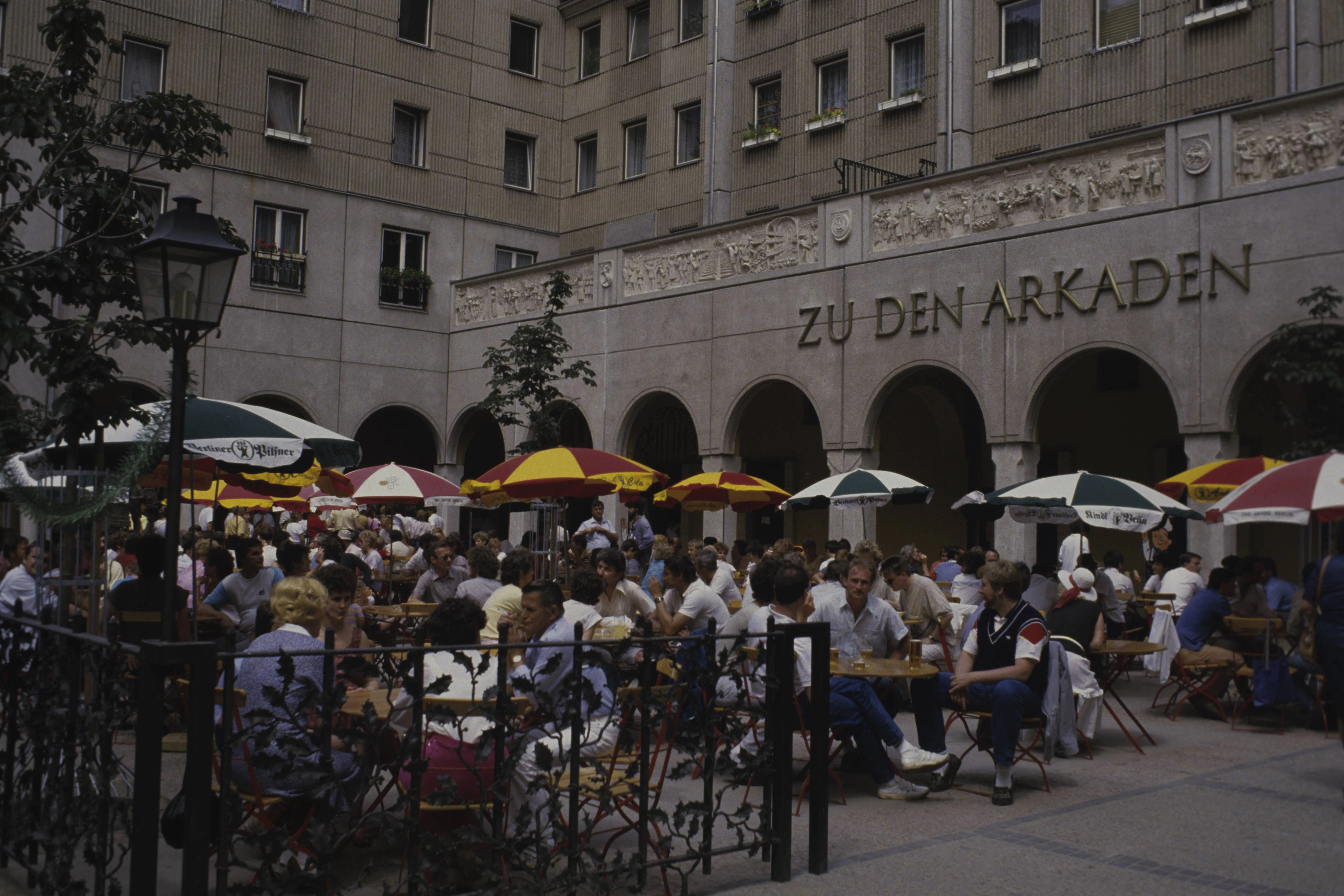 Ein Biergarten im Berliner Nikolaiviertel vor der Wende. In jedem ostdeutschen Dorf gab es bis vor 30 Jahren eine Gaststätte. Heute dominieren Döner, Pizza, Pasta und der Thai-Imbiss.&nbsp;