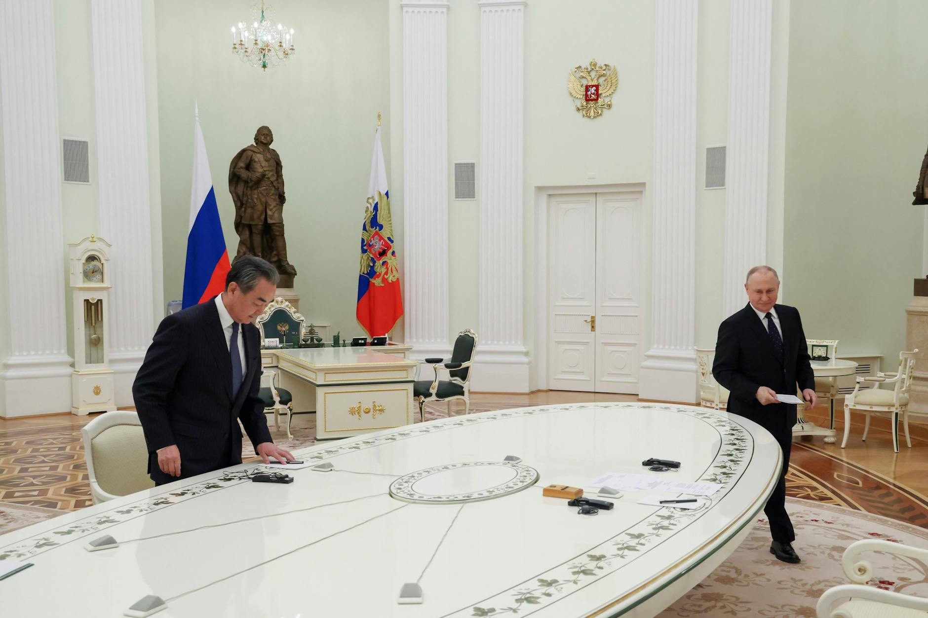 Der russische Präsident Wladimir Putin (rechts) und Chinas Außenminister Wang Yi