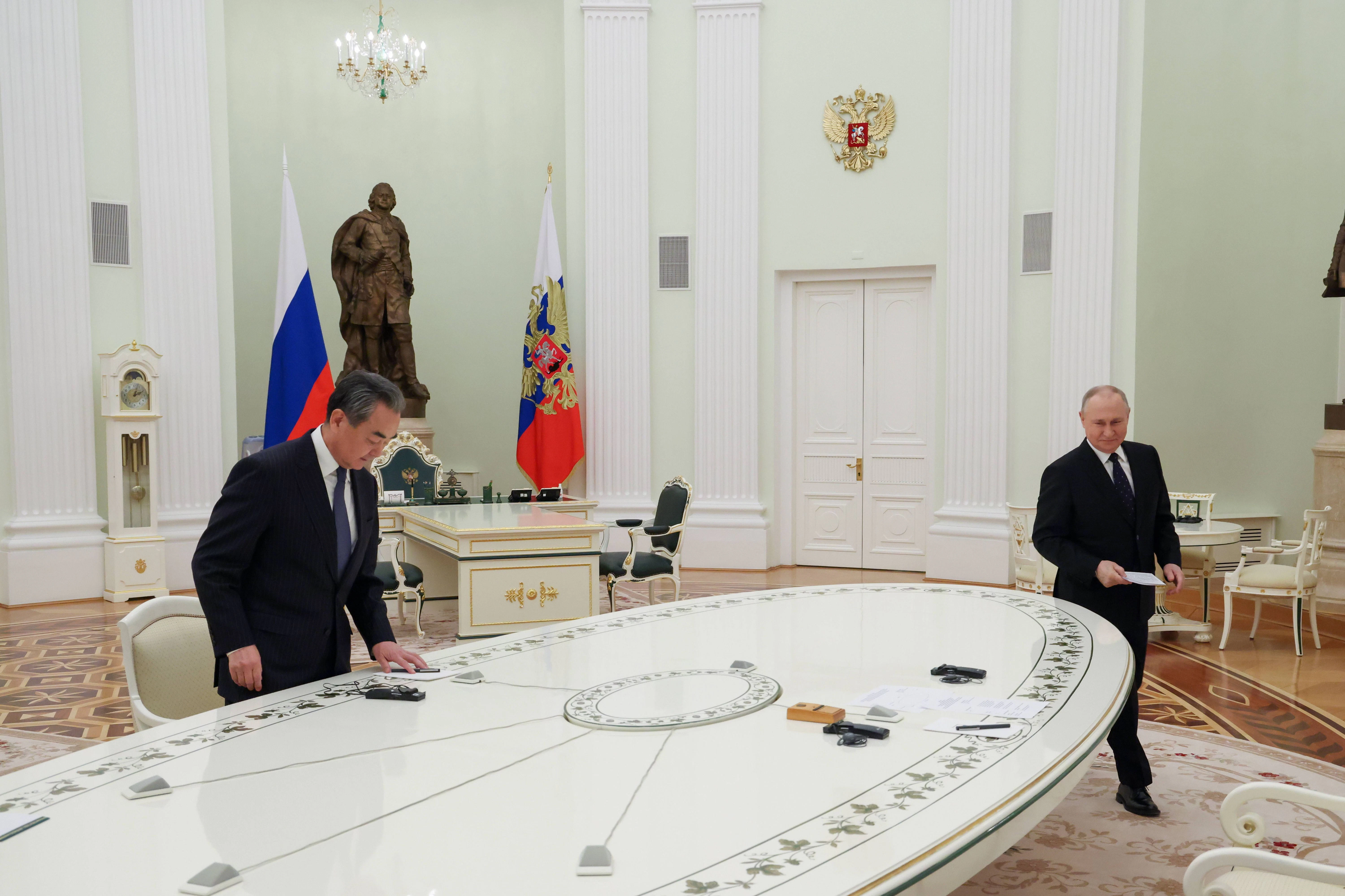 Der russische Präsident Wladimir Putin (rechts) und Chinas Außenminister Wang Yi