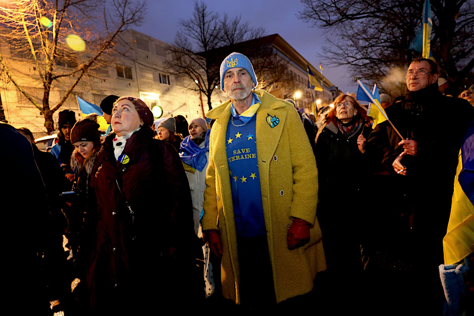 Zum Jahrestag des russischen Krieges gegen die Ukraine wird u.a. vor der Russischen Botschaft demonstriert. Stylist Frank Peter Wilde ist mit dabei und wird eine Rede halten.