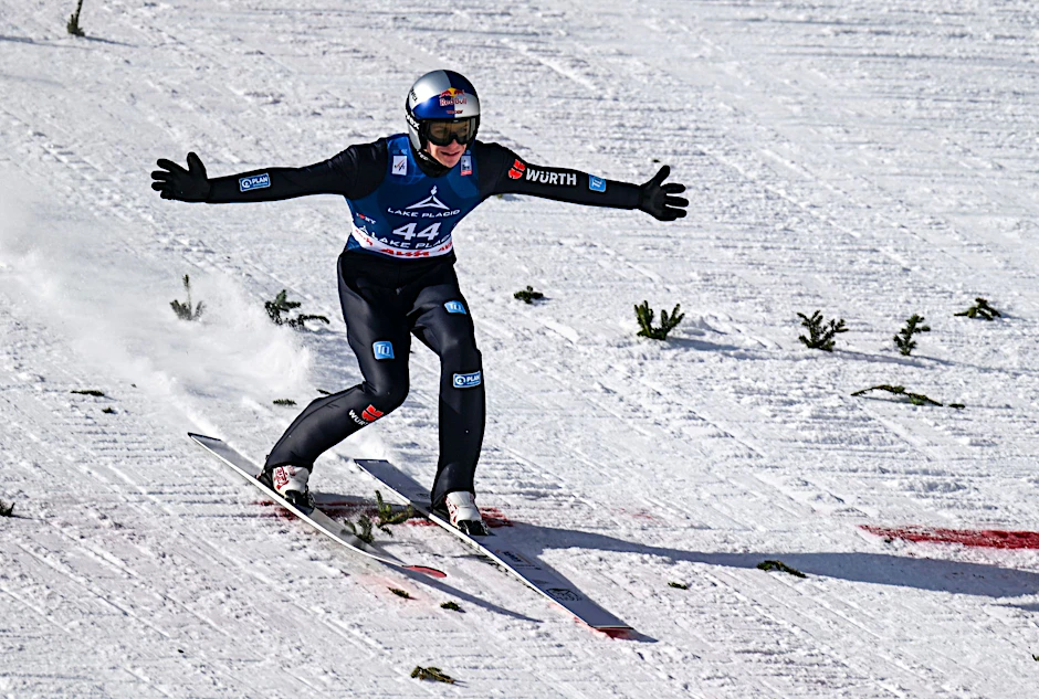 ARCHIV - Skispringer Andreas Wellinger bei der Landung.  