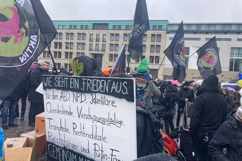 Linke Gegendemonstranten haben sich auf dem Pariser Platz versammelt.&nbsp;