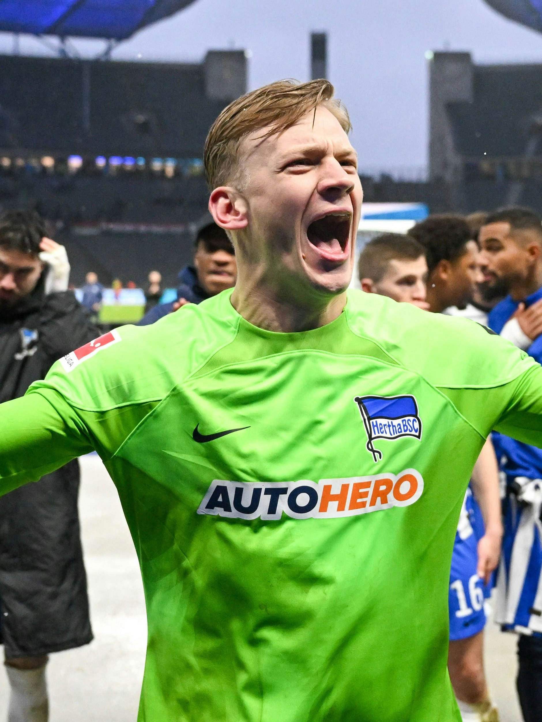 Herthas Torwart Oliver Christensen schreit seine Freude nach dem Abpfiff in der Ostkurve heraus. Endlich mal wieder kein Tor kassiert.