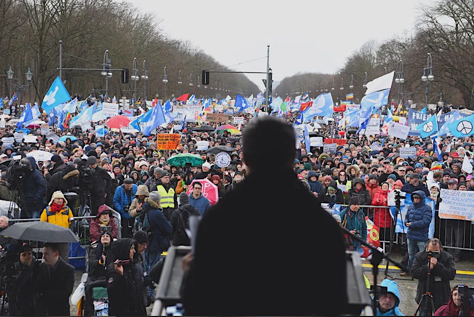 „Aufstand für den Frieden“: Sahra Wagenknecht spricht von der Bühne zu der versammelten Menge.