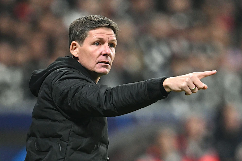 Frankfurts Trainer Oliver Glasner steht an der Seitenlinie und gibt seinen Spielern die Richtung vor.  