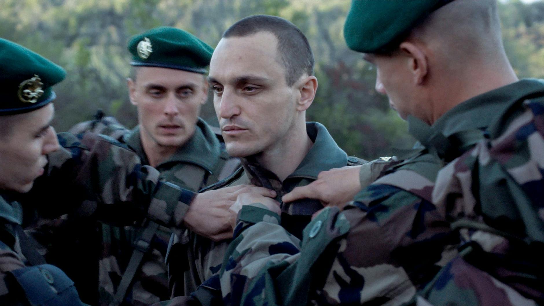 Franz Rogowski (2.v.r.) als Alex in einer Szene des Films „Disco Boy“. Die Kamerafrau Hélène Louvart erhielt den Silbernen Bären für eine herausragende künstlerische Leistung im Drama „Disco Boy“. 