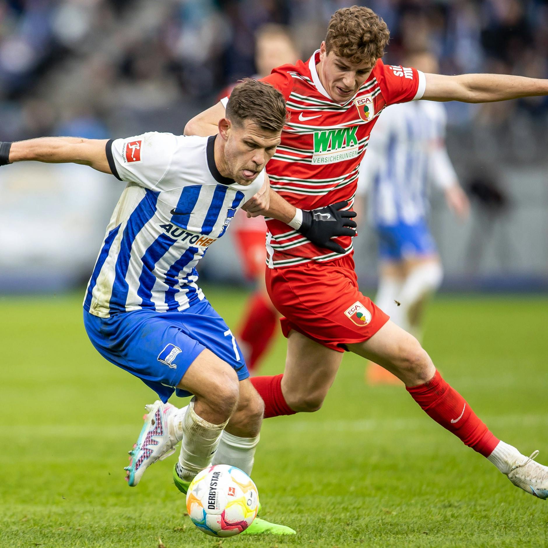 Florian Niederlechner von Hertha BSC im Zweikampf mit seinem ehemaligen Mitspieler Arne Engels vom FC Augsburg.
