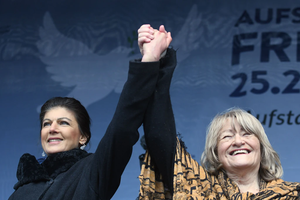 Liveticker zu Wagenknecht-Demo: Pöbeleien gegen Ukrainer +++ Schwarzer verteidigt Waffenlieferungen an die Ukraine - „zunächst“ +++ Protest-Wagen vergleicht Baerbock und Scholz mit Hitler