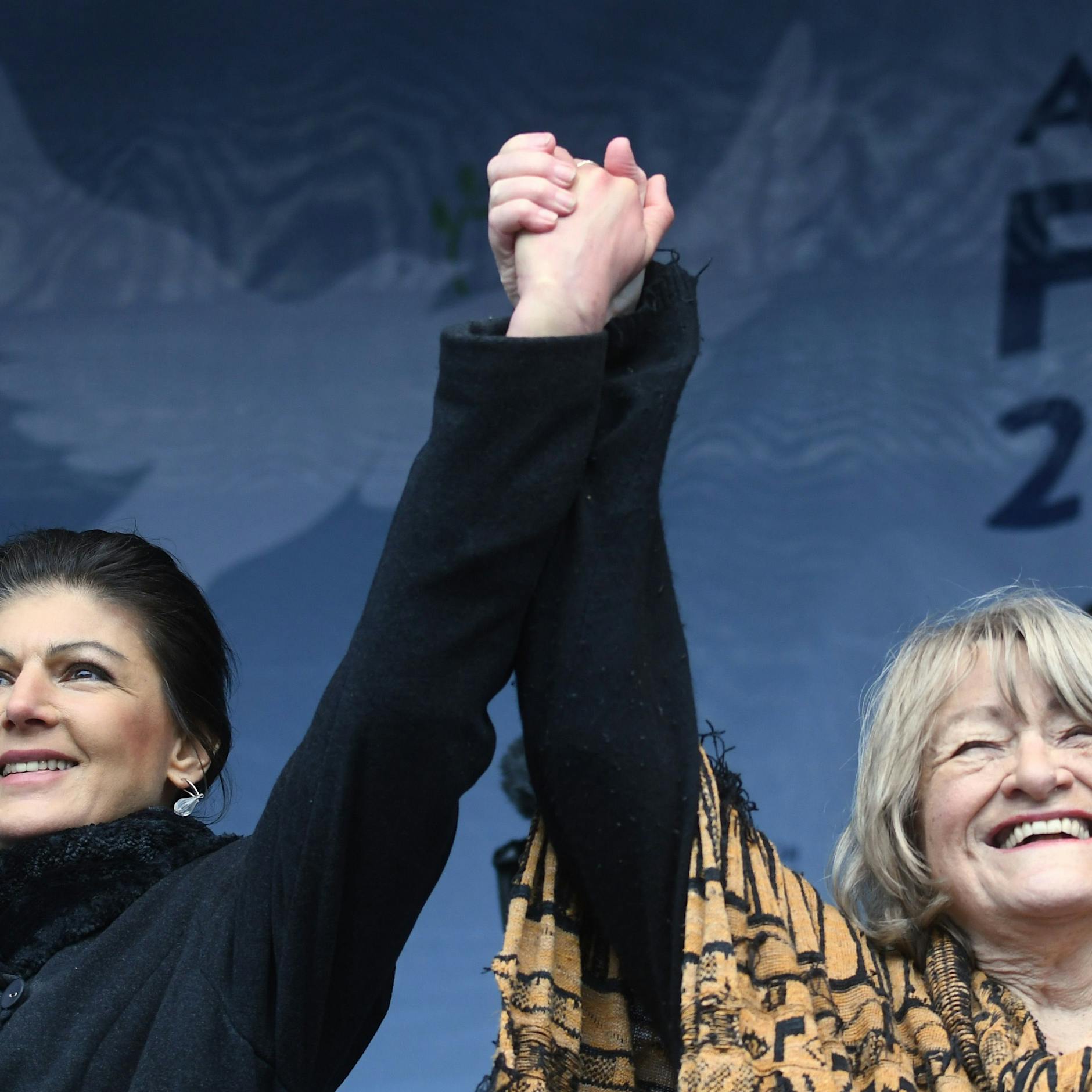 Liveticker zu Wagenknecht-Demo: Pöbeleien gegen Ukrainer +++ Schwarzer verteidigt Waffenlieferungen an die Ukraine - „zunächst“ +++ Protest-Wagen vergleicht Baerbock und Scholz mit Hitler