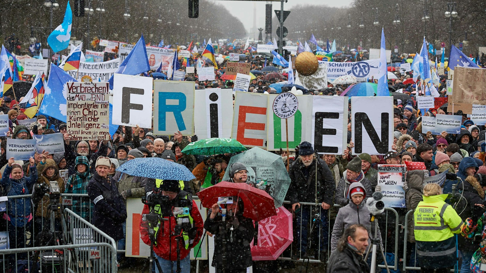 Protestierende bei der Demo „Aufstand für Frieden“.