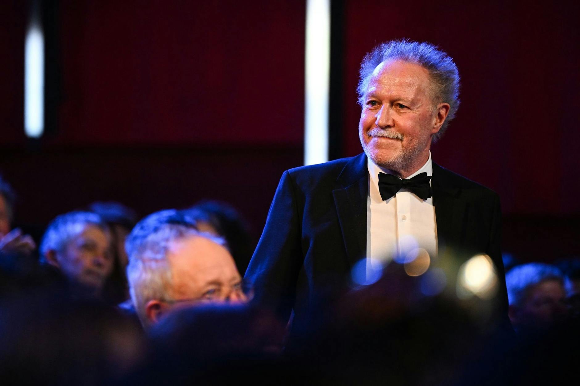 Regisseur Nicolas Philibert erhält den Goldenen Bären für den Besten Film bei der Preisverleihung der Berlinale. 