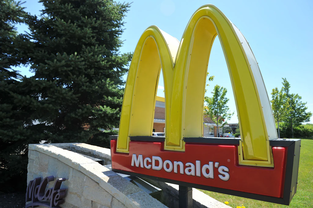 McDonald’s streicht einzigen Vegan-Burger aus Programm – und kassiert für McPlant-Erbsenburger Mega-Shitstorm!