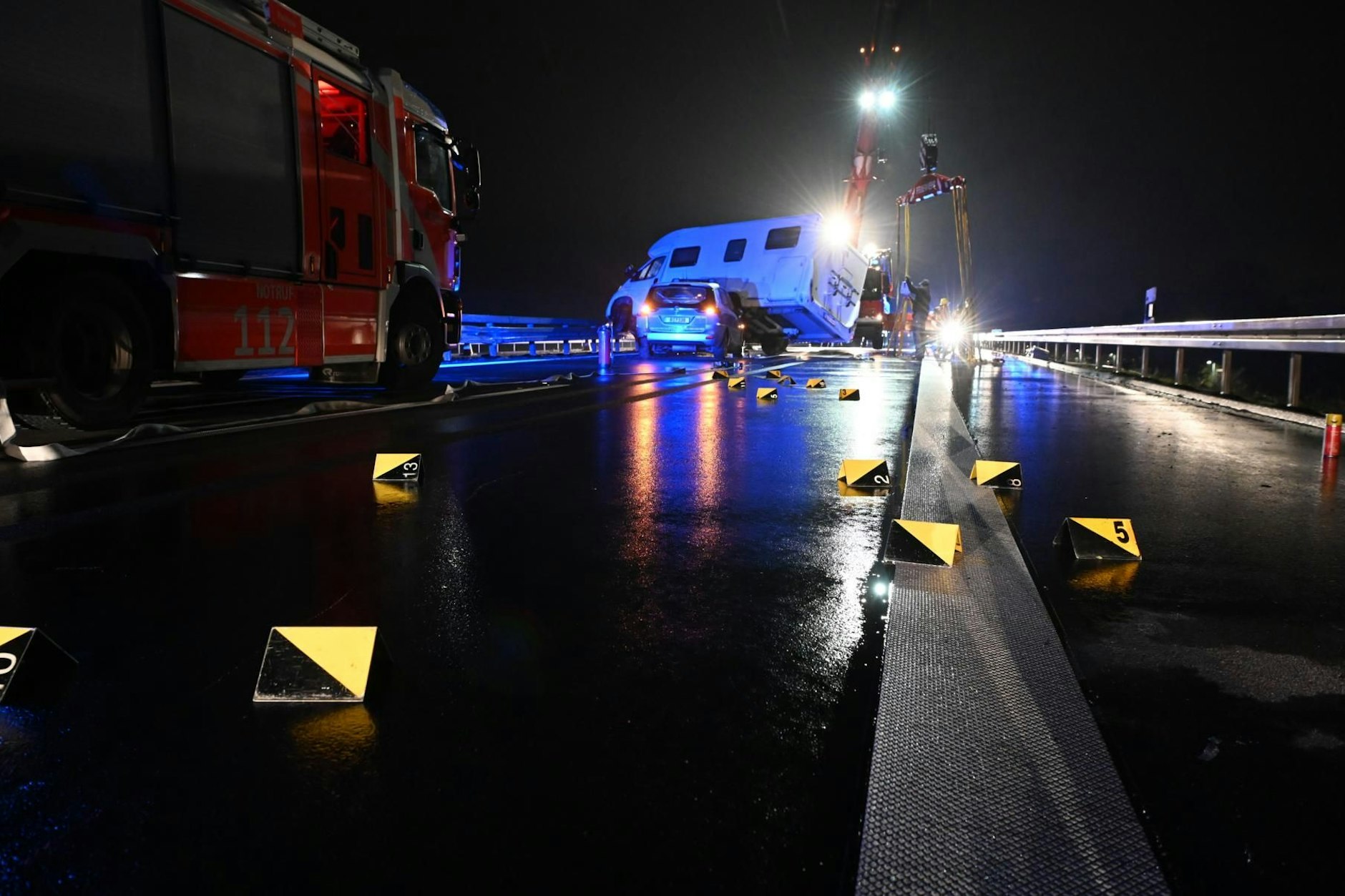 Das Polizeiauto unter dem Wohnmobil auf der A114 nach dem Crash.