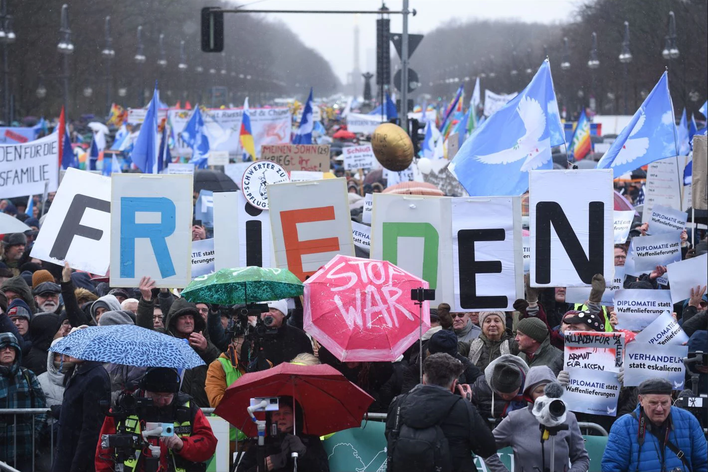 Tausende Menschen haben sich am Samstag zur Kundgebung am Brandenburger Tor versammelt.