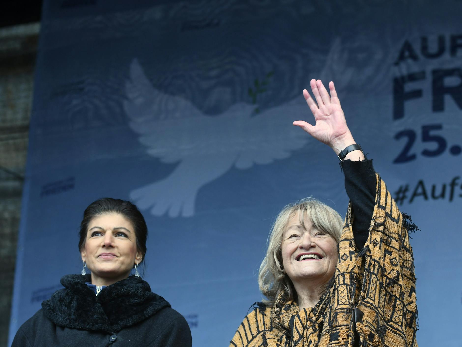 Fast pünktlich gegen 16 Uhr verabschieden sich Sahra Wagenknecht (l.) und Alice Schwarzer von ihren Anhängern. Im Hintergrund läuft dabei „Imagine“ von John Lennon in der Dauerschleife.