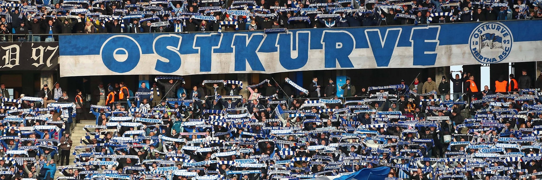 Die Fans von Hertha BSC drücken ihrem Team die Daumen, dass es endlich gegen den FC Augsburg mit dem vierten Heimsieg der Saison klappt.