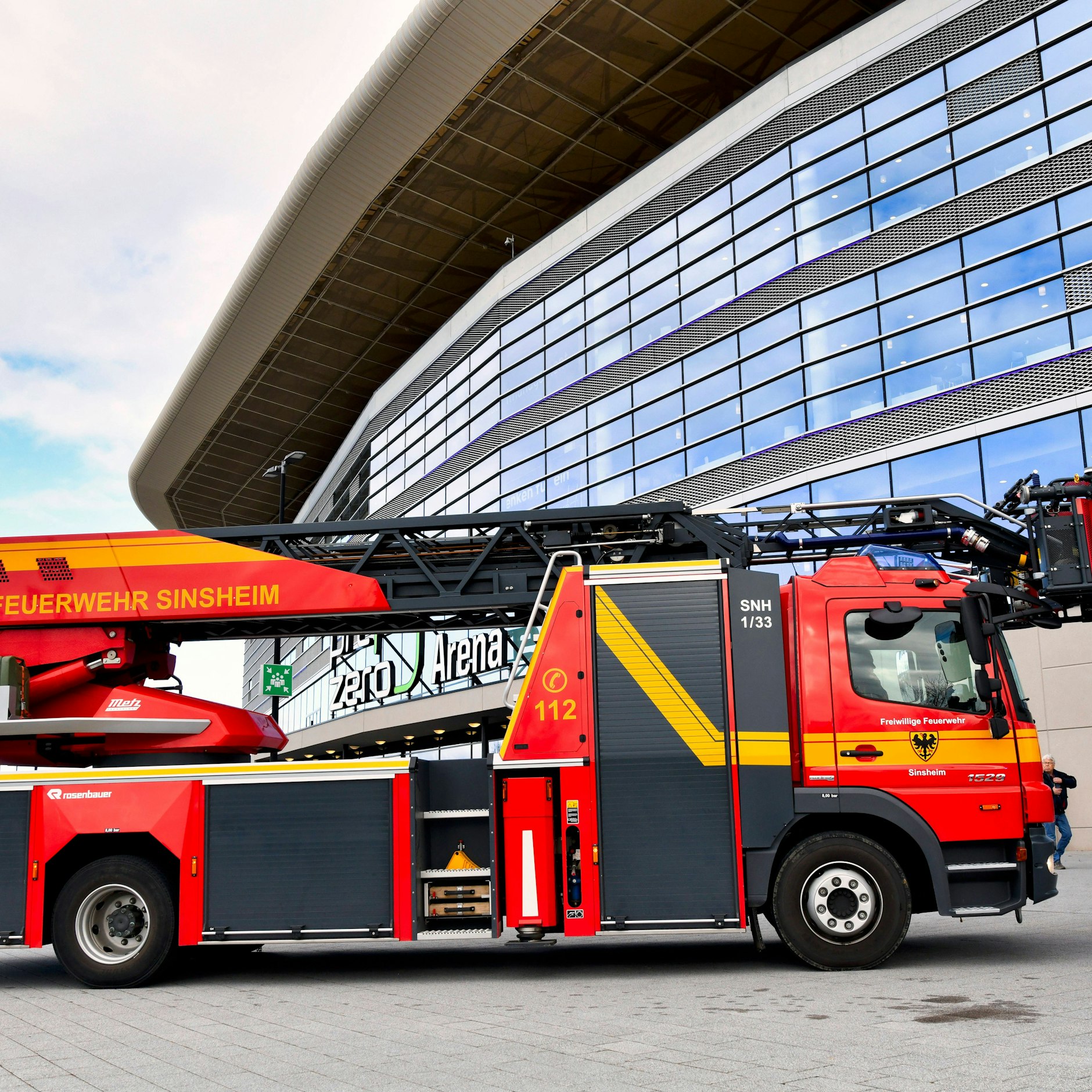 Feuerwehreinsatz mit Notarzt vor der Arena in Sinsheim nach einem Feuer-Alarm vor Spielbeginn zwischen der TSG Hoffenheim und Borussia Dortmund.
