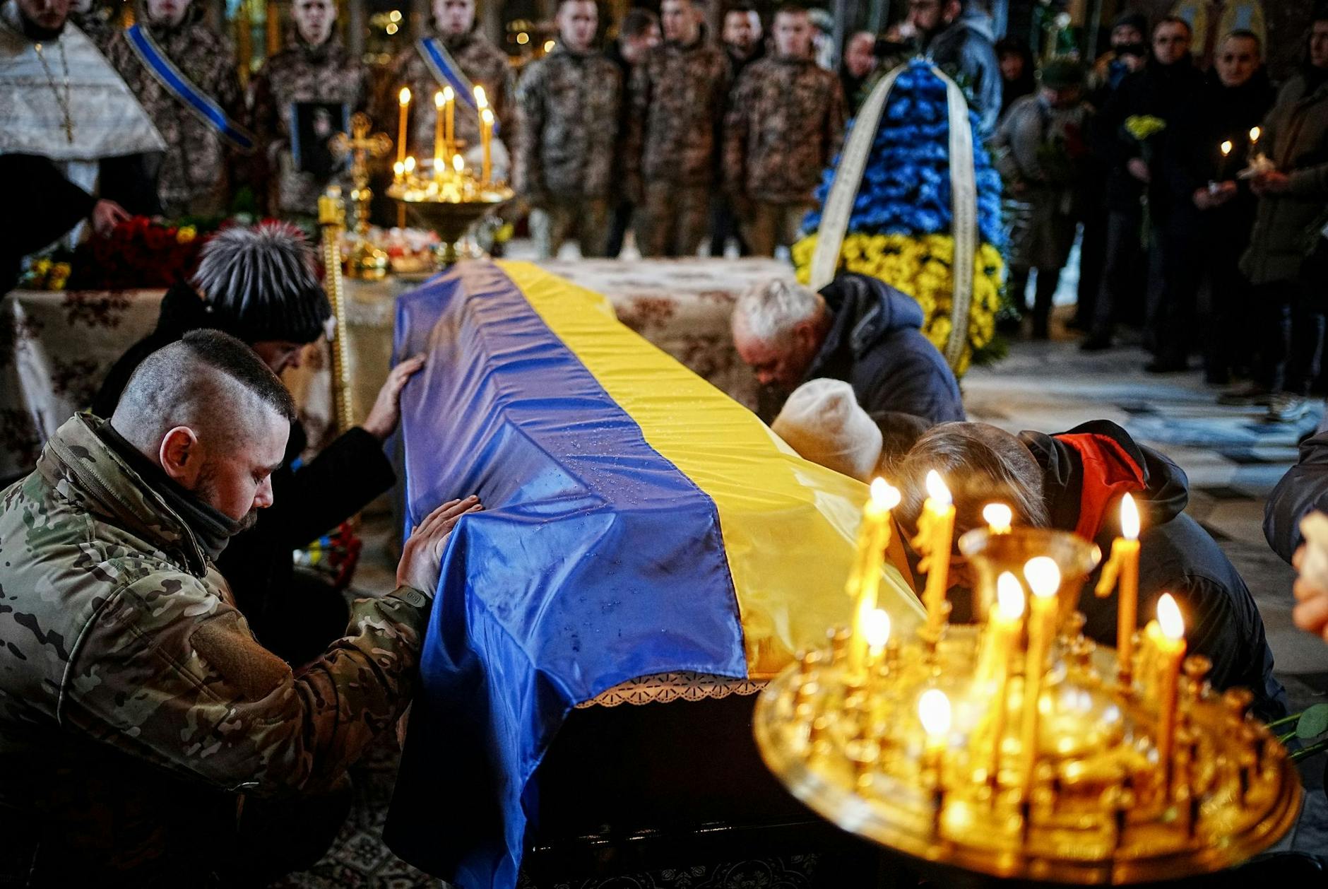 Trauernde nehmen in der Wladimirkathedrale in Kiew Abschied von dem gefallenen Soldaten Jurij Storoschew.  