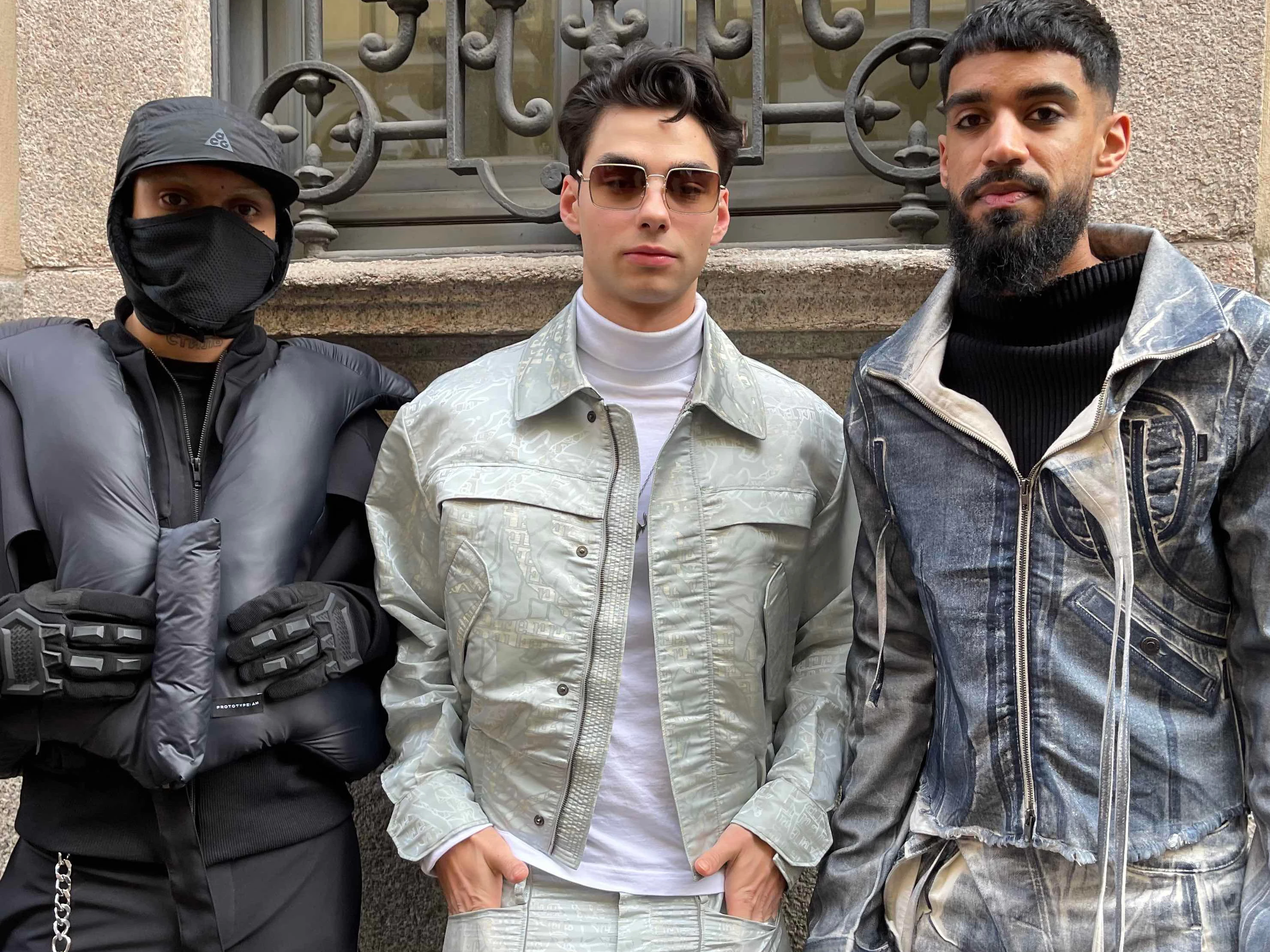 Beste Berliner Vertretung: Yunus Mahmoud vom Visionary Magazine, Elevator-Boy Jacob Rott und Usman Latif, Gründer des Arabsoda-Kollektivs. Getroffen nach der Runway-Show von Ferrari.