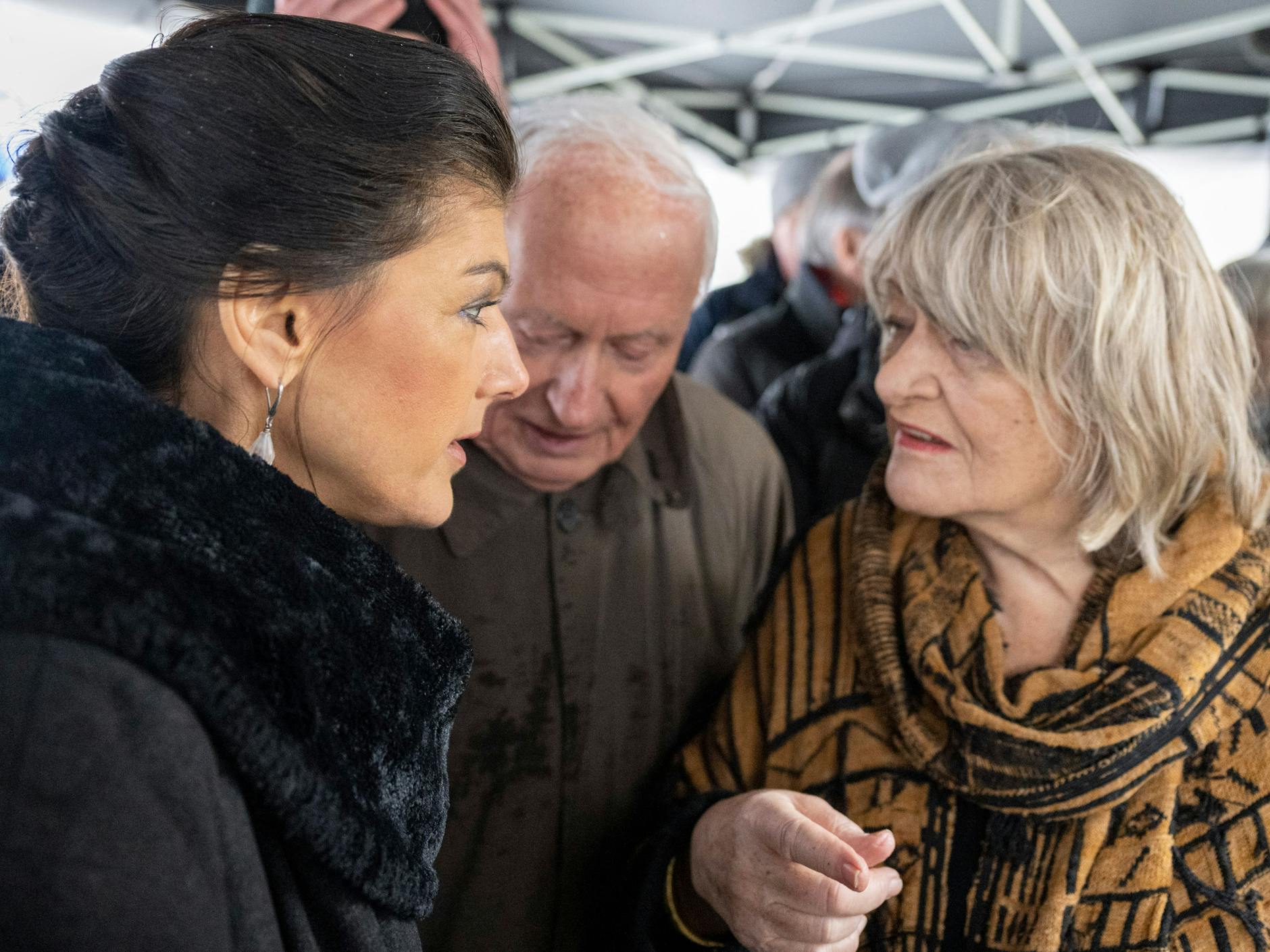 Kurz vor Beginn der Redebeiträge vor dem Brandenburger Tor: Sahra Wagenknecht (v.l.n.r.), Oskar Lafontaine und Alice Schwarzer.