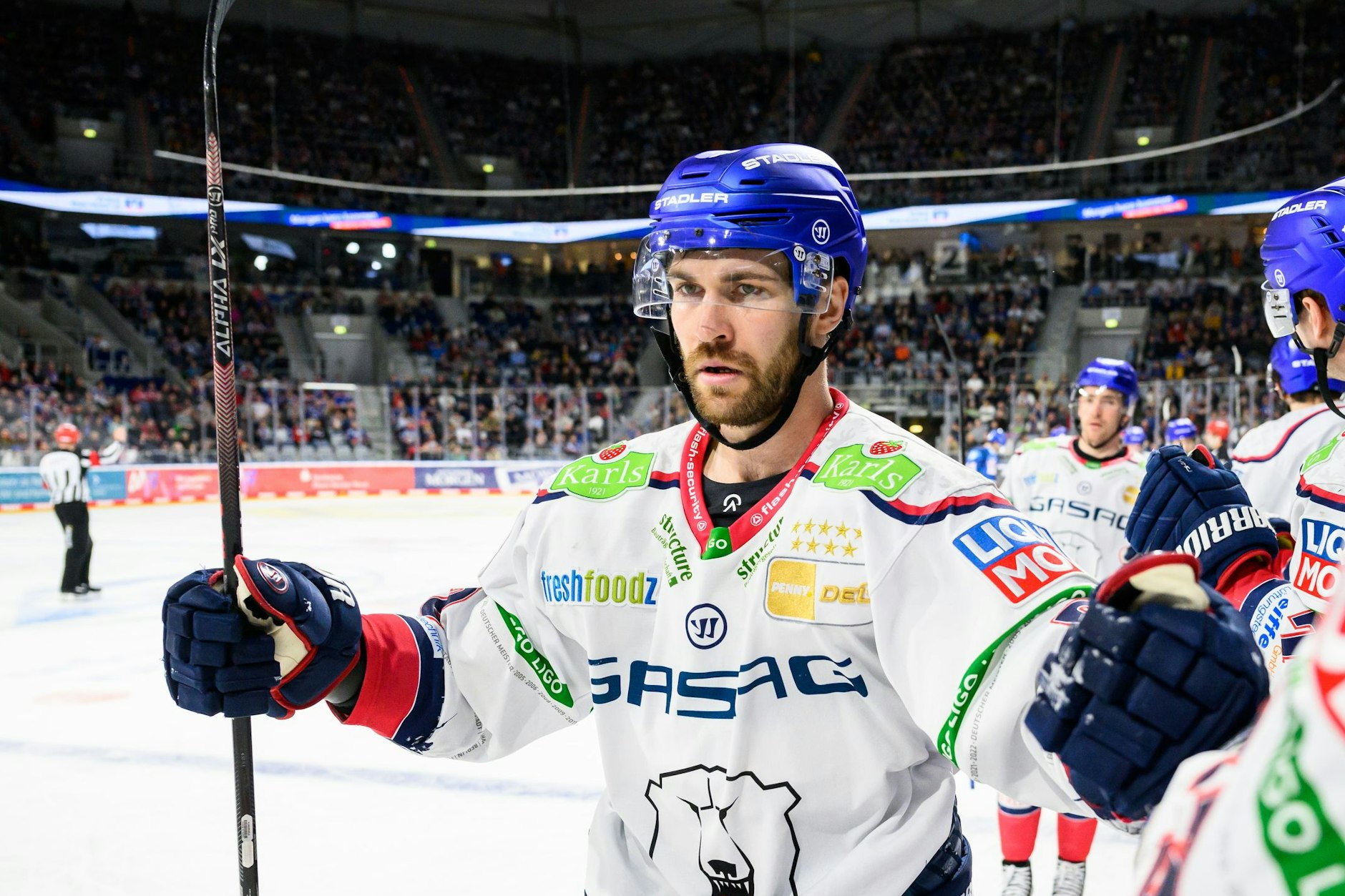 Entschlossenheit pur: Eisbär Alex Grenier lässt sich nach seinem Tor zum 3:2 bei den Adler Mannheim feiern.