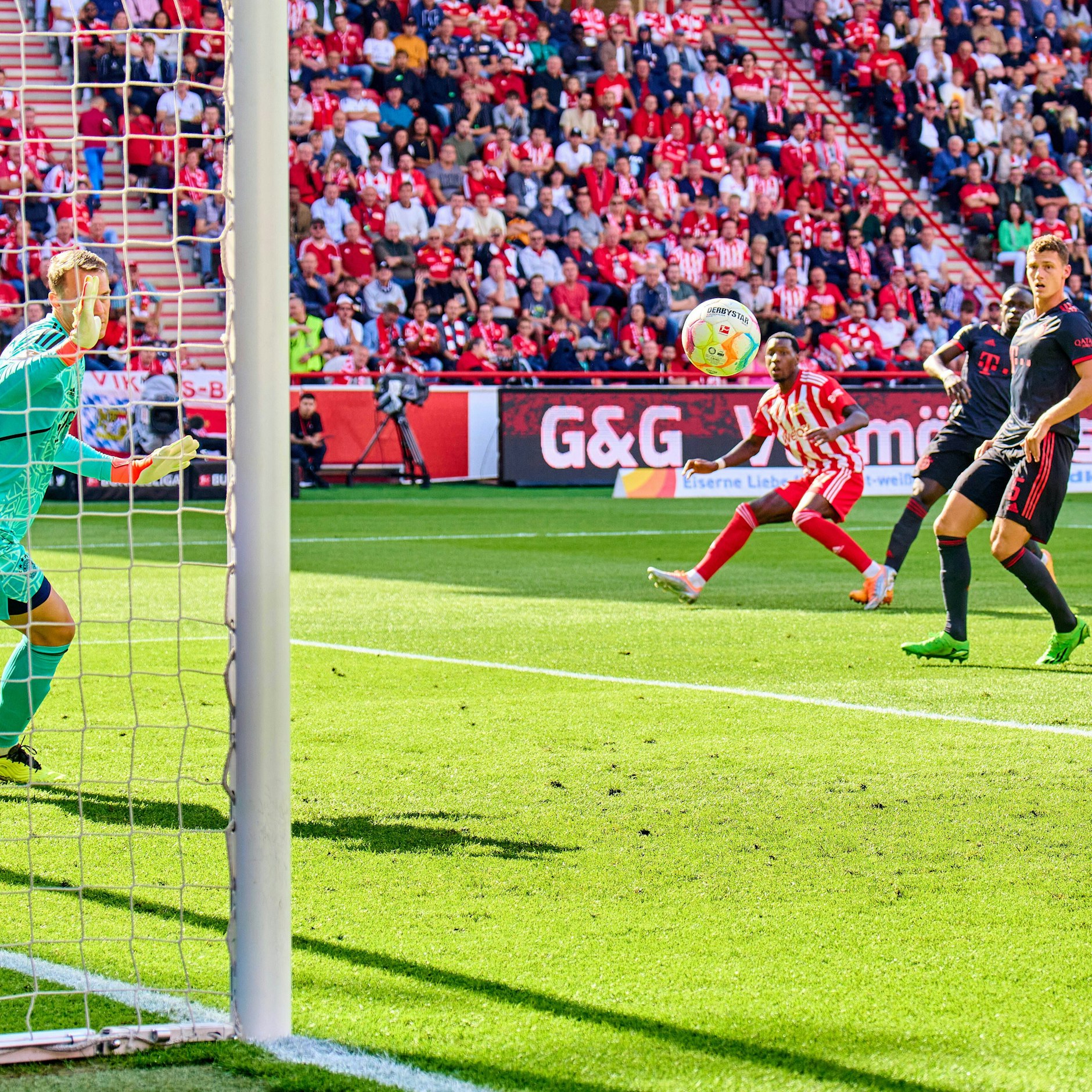 Sheraldo Becker trifft für den 1. FC Union gegen FC Bayern beim Hinspiel.