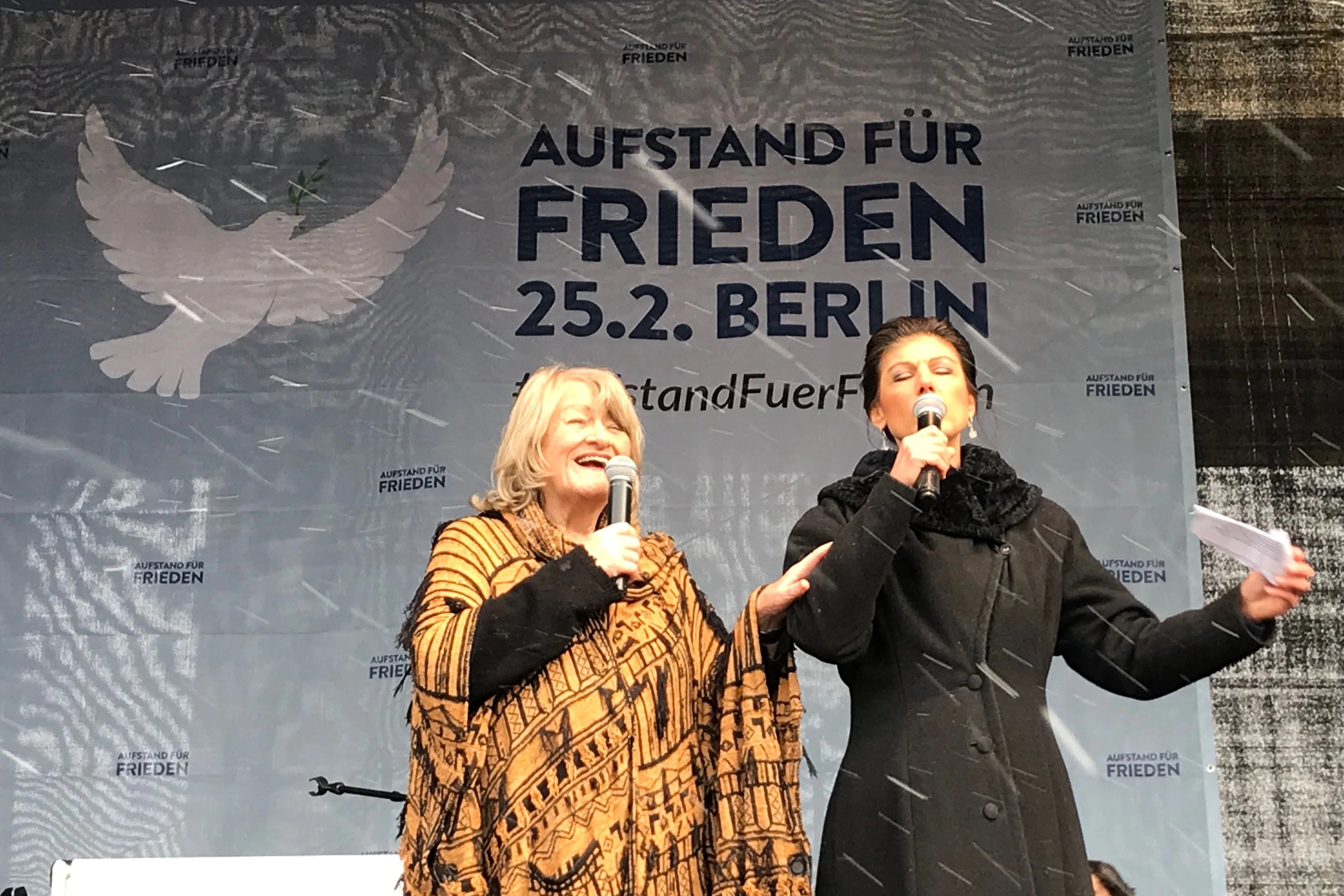 Alice Schwarzer und Sahra Wagenknecht auf der Kundgebung am Samstag.