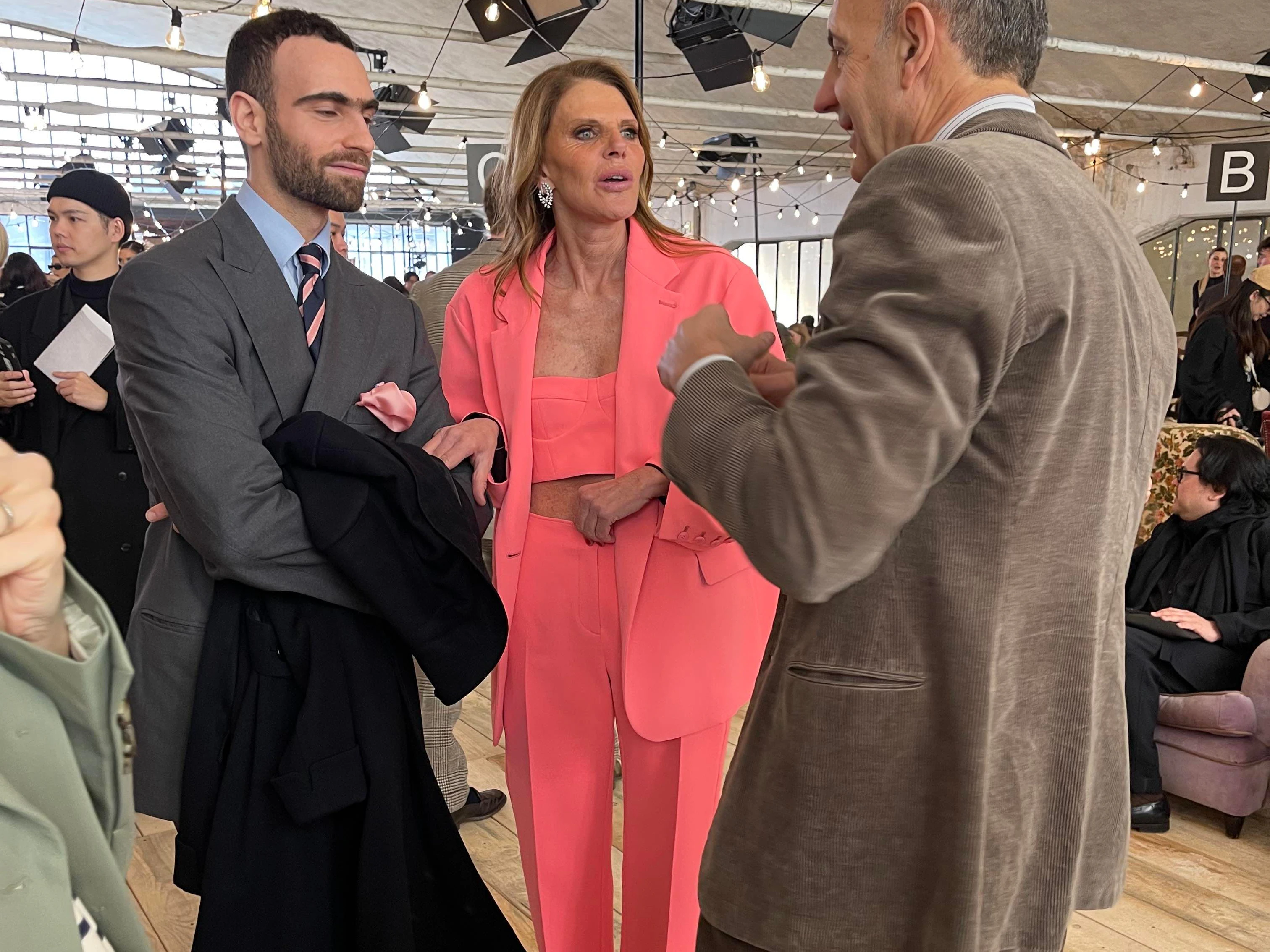 Die italienische Modejournalistin und Street-Style-Legende Anna Dello Russo nimmt jede Fashion Week mit und ist stets ein Hingucker. Hier besucht sie die Sportmax-Show.