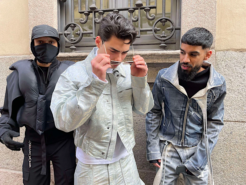 Alle aus Berlin zur Milan Fashion Week gekommen: Moderedakteur Yunus Mahmoud, Jacob Rott von den Elevator Boys und Usman Latif, Kopf der Kreativbubble Arabsoda (von links).