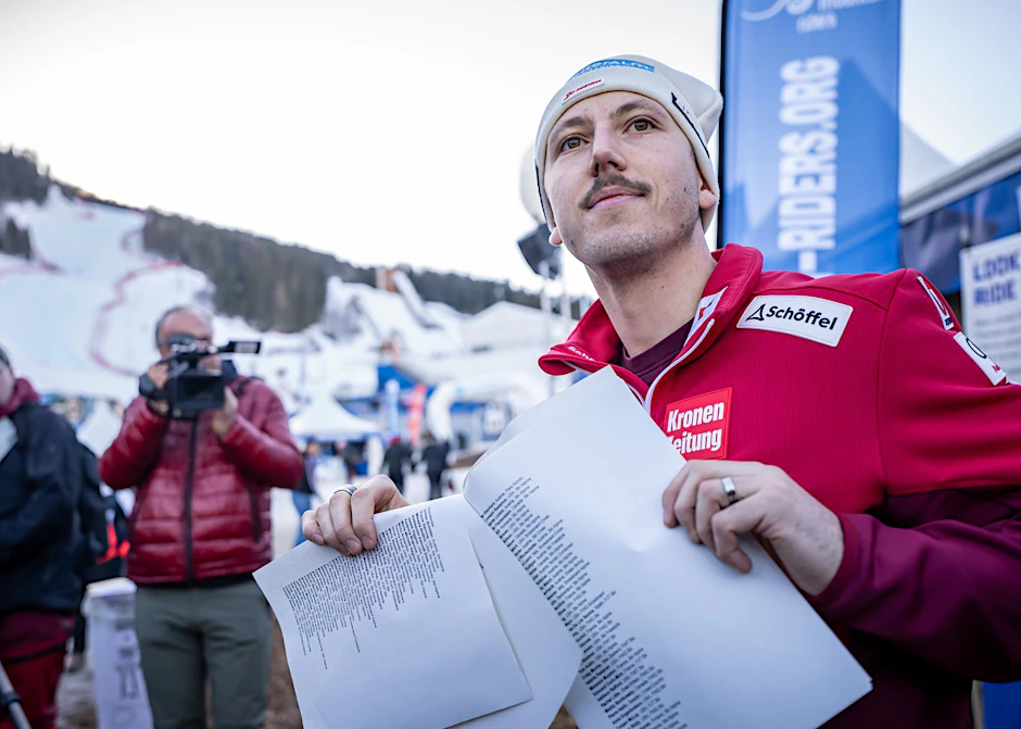 Österreichs Skirennfahrer und Klimaschutz-Aktivist Julian Schütter präsentiert einen von rund 150 Athleten unterzeichneten Brief.  