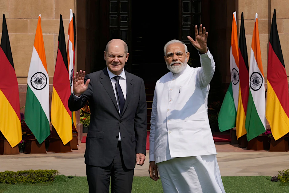 Der indische Premierminister Narendra Modi (re.) und der deutsche Bundeskanzler Olaf Scholz winken Journalisten in Neu-Delhi zu.&nbsp;