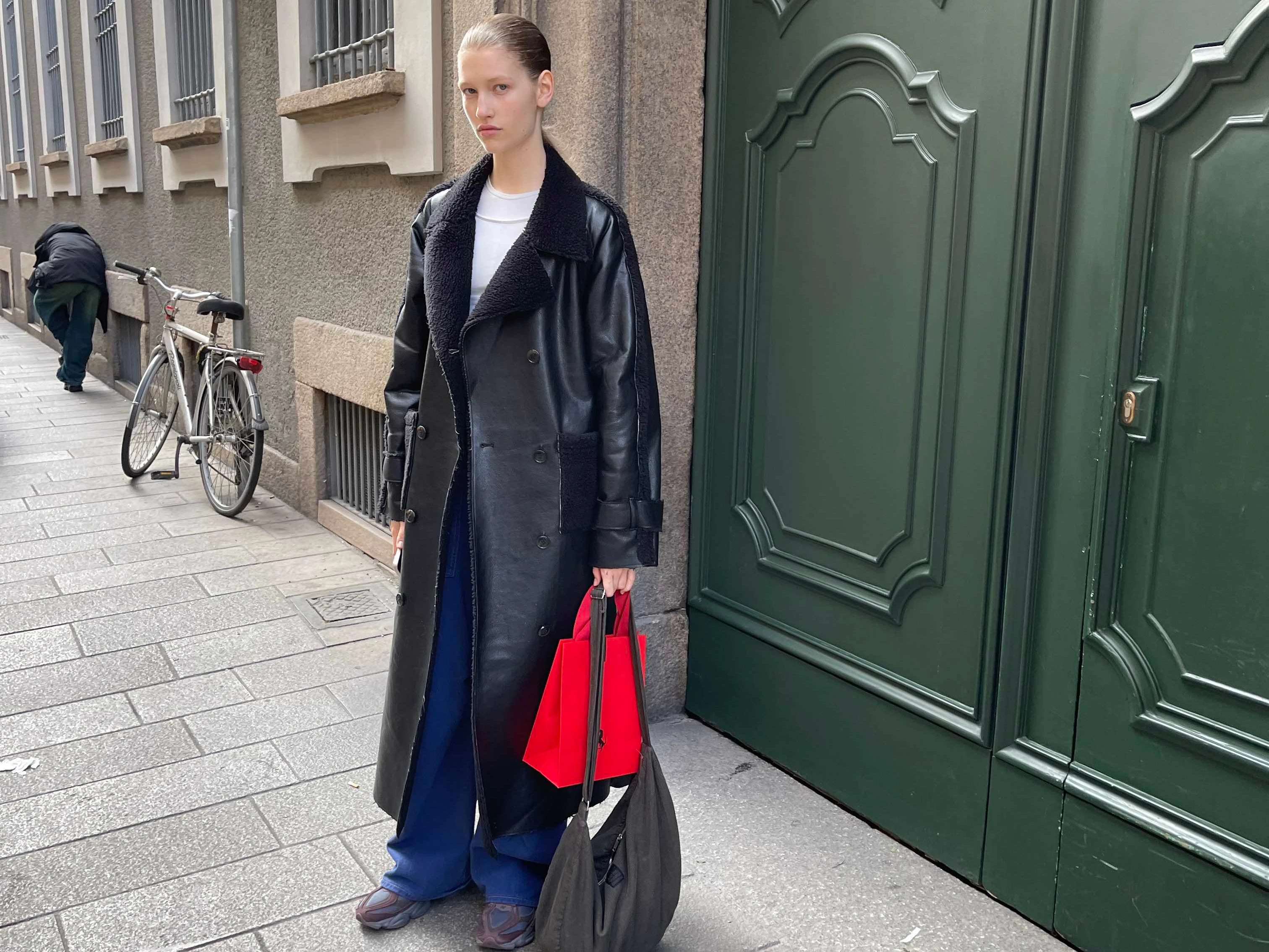Manchmal braucht es nicht viel für einen guten Look: Weißes Shirt, Jeans, Ledermantel und Sneaker. Auch dieses Model lief gerade für Ferrari über den Runway.