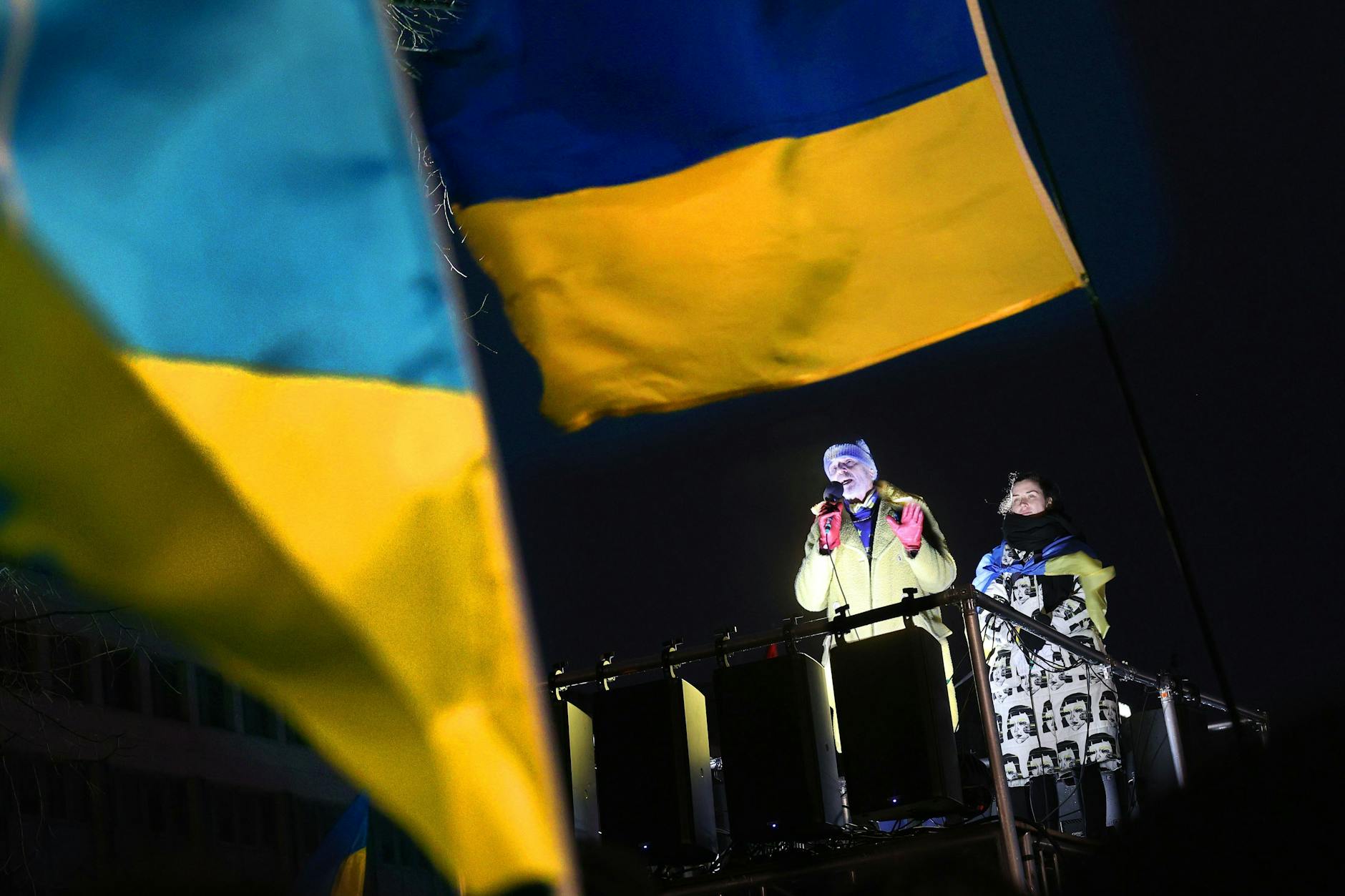 Frank Peter Wilde hält eine Rede vor der Russischen Botschaft, wo er auf die Situation queerer Ukrainer aufmerksam macht. Schwule, Lesben und Transmenschen verteidigen ihr Land gegen die russischen Truppen. Wilde hat am Jahrestag das Abzeichen der queeren Soldaten verliehen bekommen.