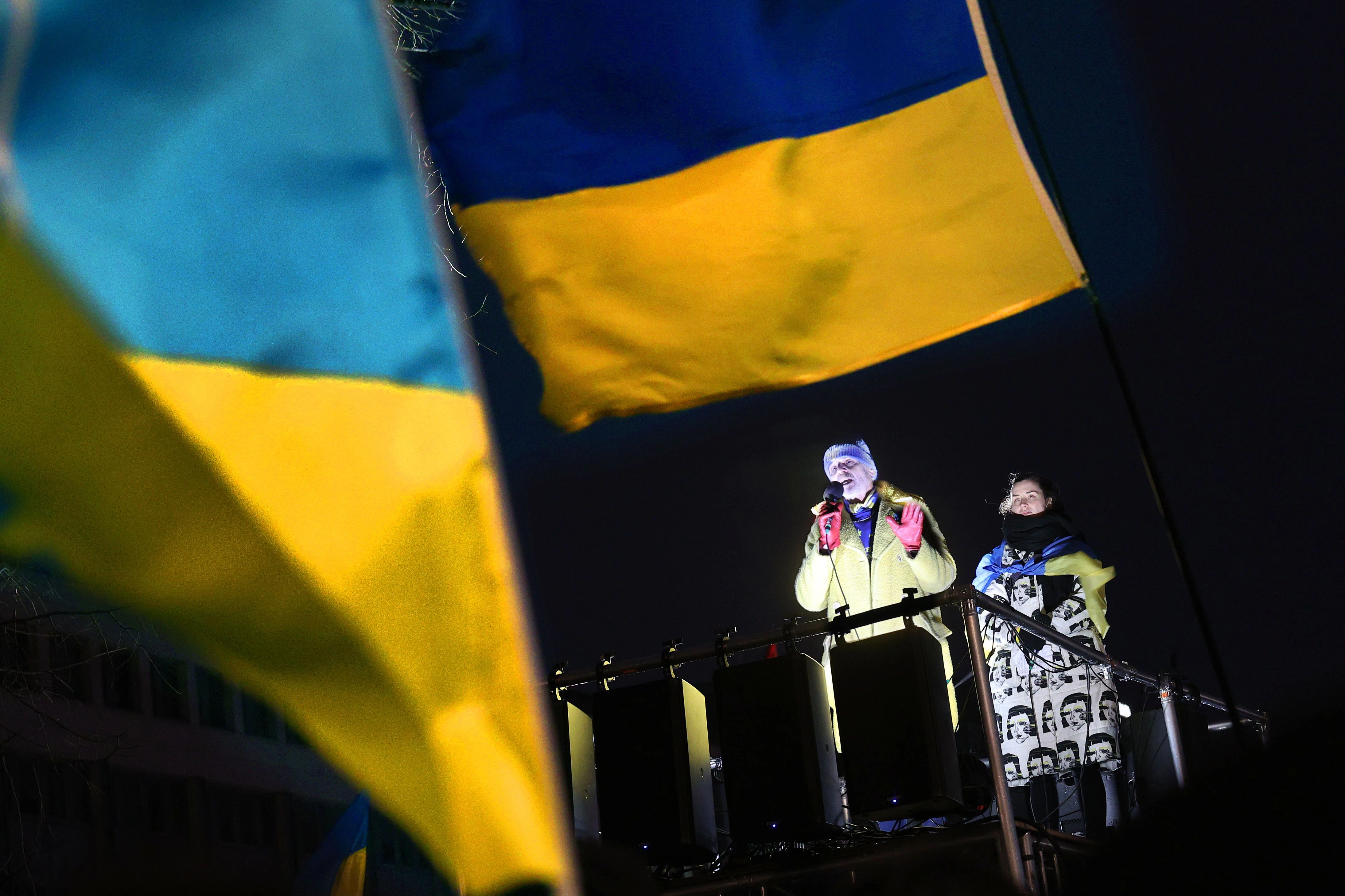 Frank Peter Wilde hält eine Rede vor der Russischen Botschaft, wo er auf die Situation queerer Ukrainer aufmerksam macht. Schwule, Lesben und Transmenschen verteidigen ihr Land gegen die russischen Truppen. Wilde hat am Jahrestag das Abzeichen der queeren Soldaten verliehen bekommen.
