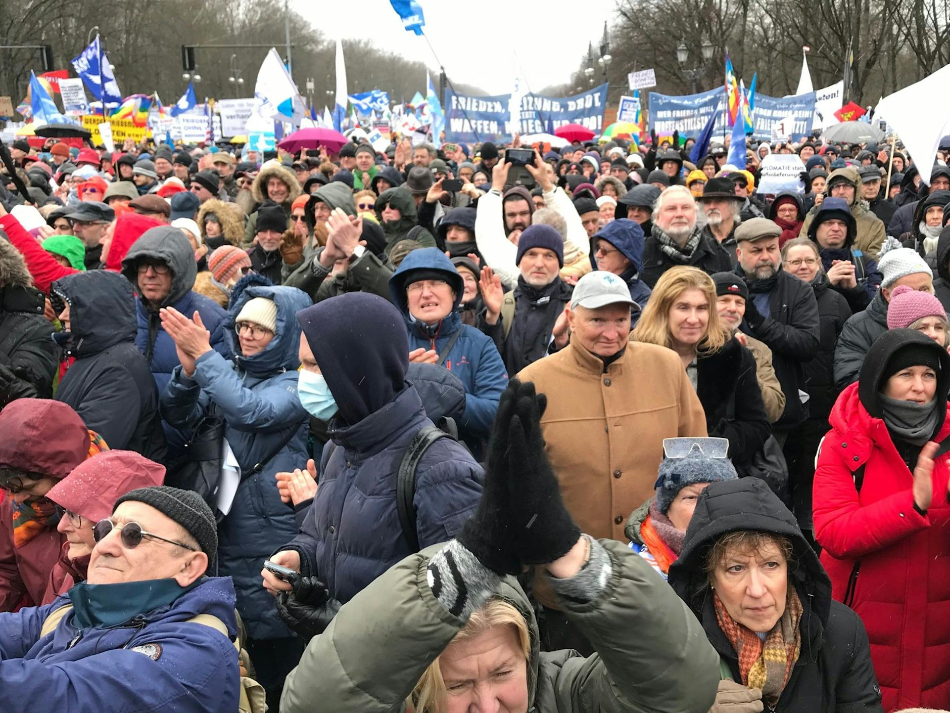 Der Blick in die Menge vor dem Brandenburger Tor: Rund 13.000 Teilnehmer zählte die Polizei bis zum Ende der Veranstaltung.