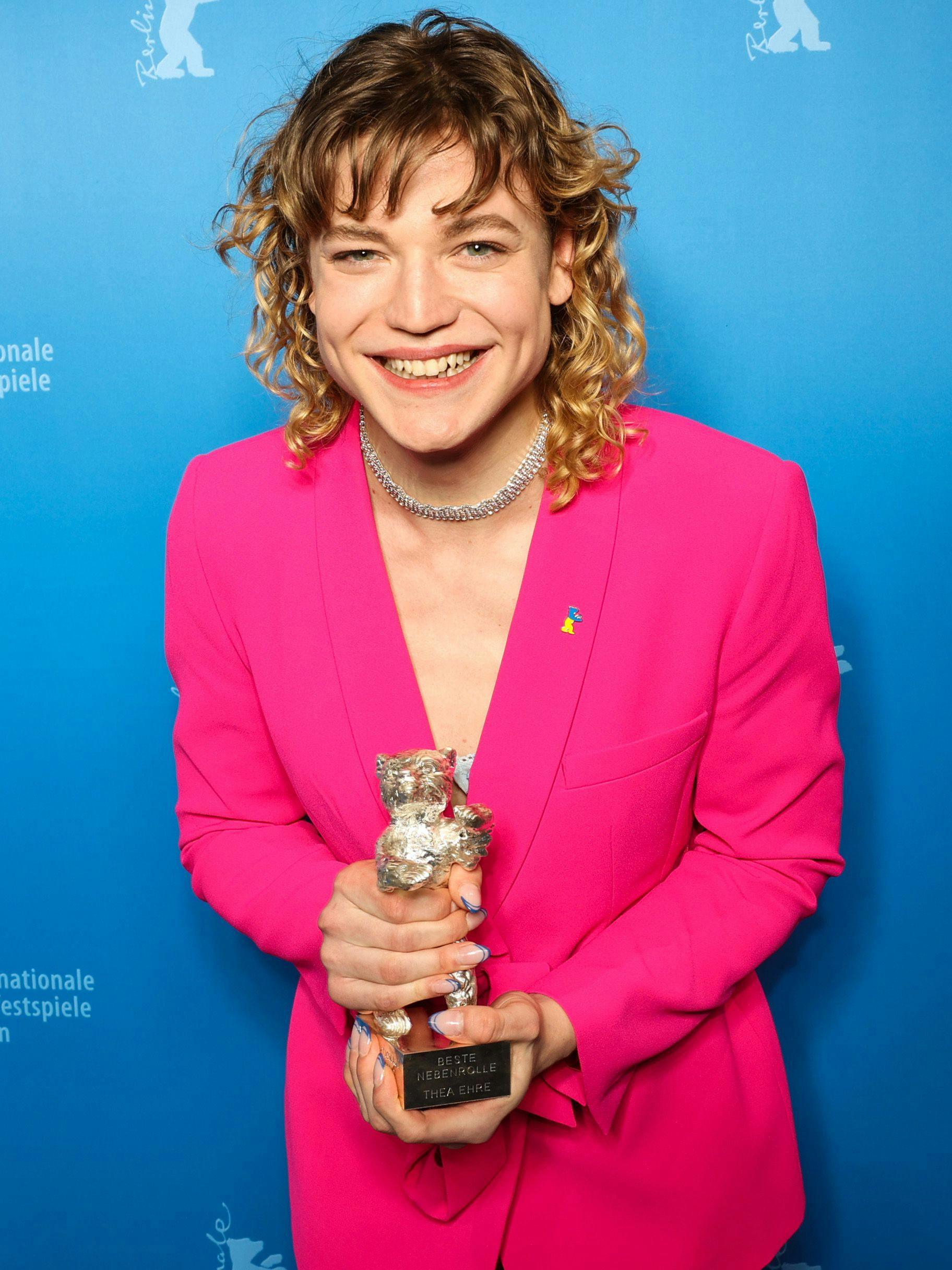 Thea Ehre erhält einen Silbernen Bären für die beste schauspielerische Leistung in einer Nebenrolle im Film "Bis ans Ende der Nacht". 