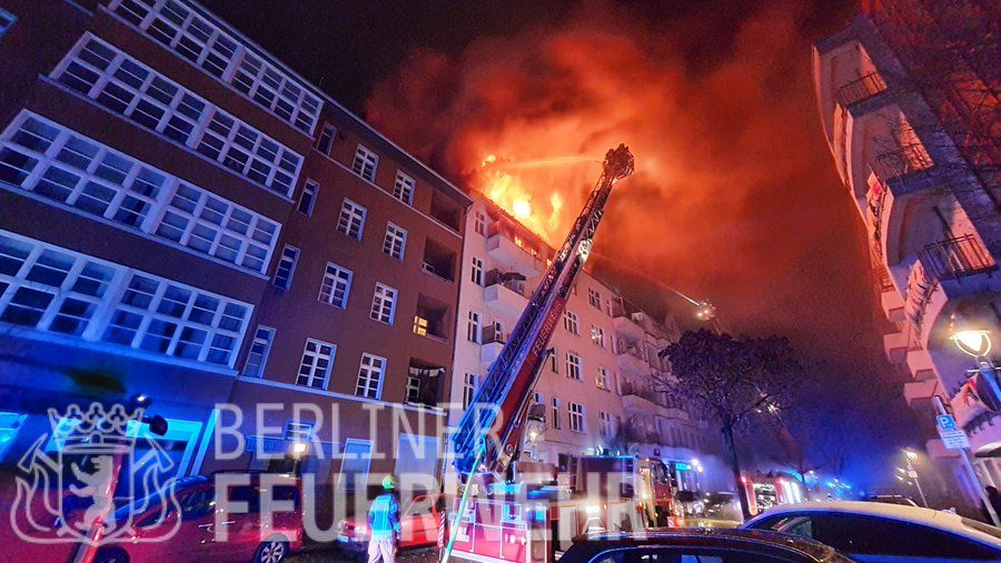 Update! Feuer-Inferno in Berlin-Wedding: 50 Personen aus Wohngebäude in der Amsterdamer Straße gerettet, zwei Verletzte, Gebäude unbewohnbar
