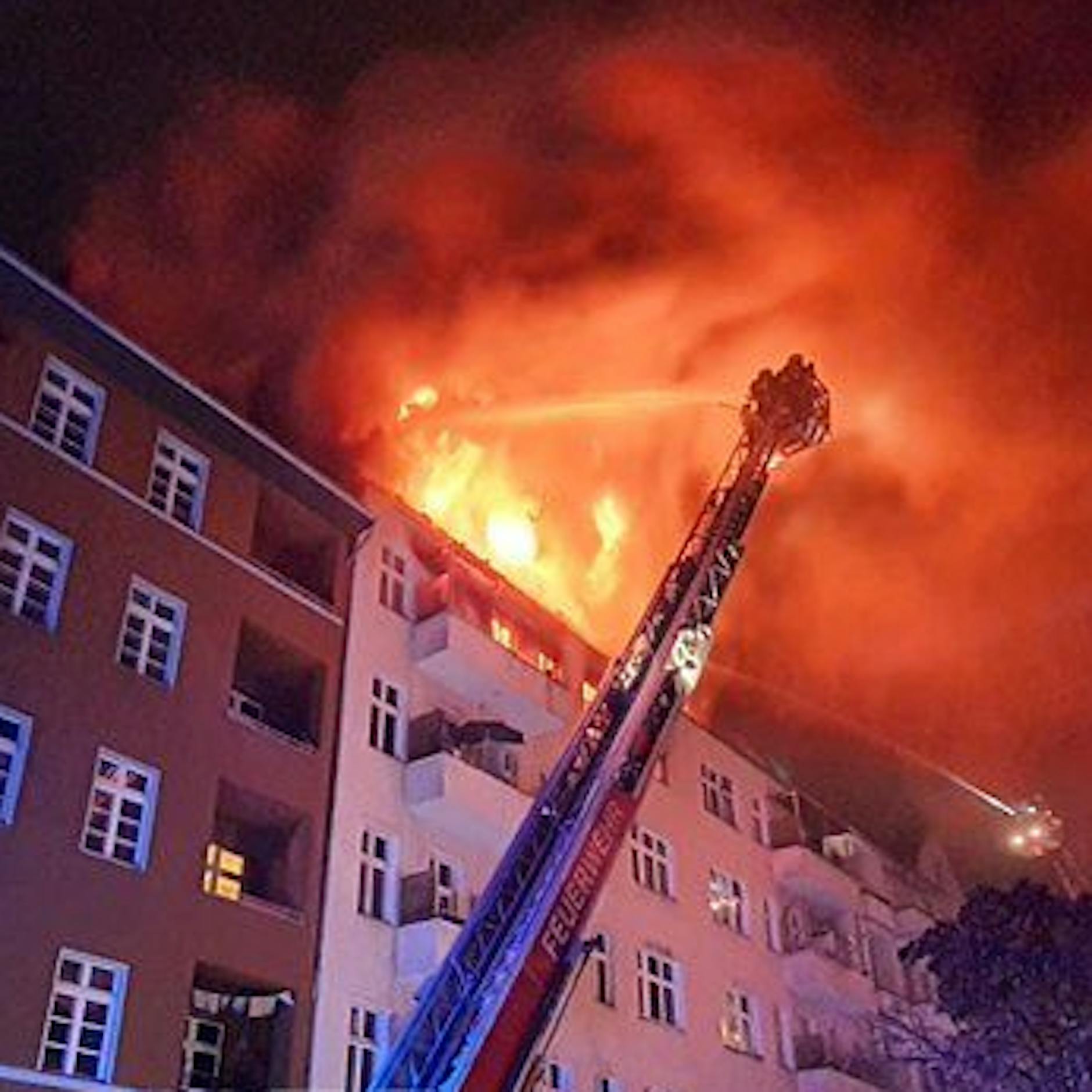 Update! Feuer-Inferno in Berlin-Wedding: 50 Personen aus Wohngebäude in der Amsterdamer Straße gerettet, zwei Verletzte, Gebäude unbewohnbar