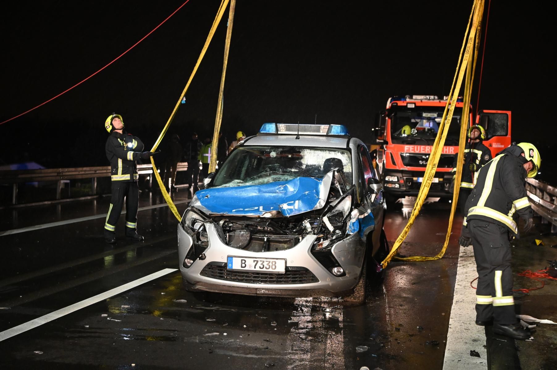 Autobahn-Crash nach wilder Verfolgungsjagd in Berlin-Pankow: Polizeiauto landet unter Wohnmobil! Polizisten verletzt