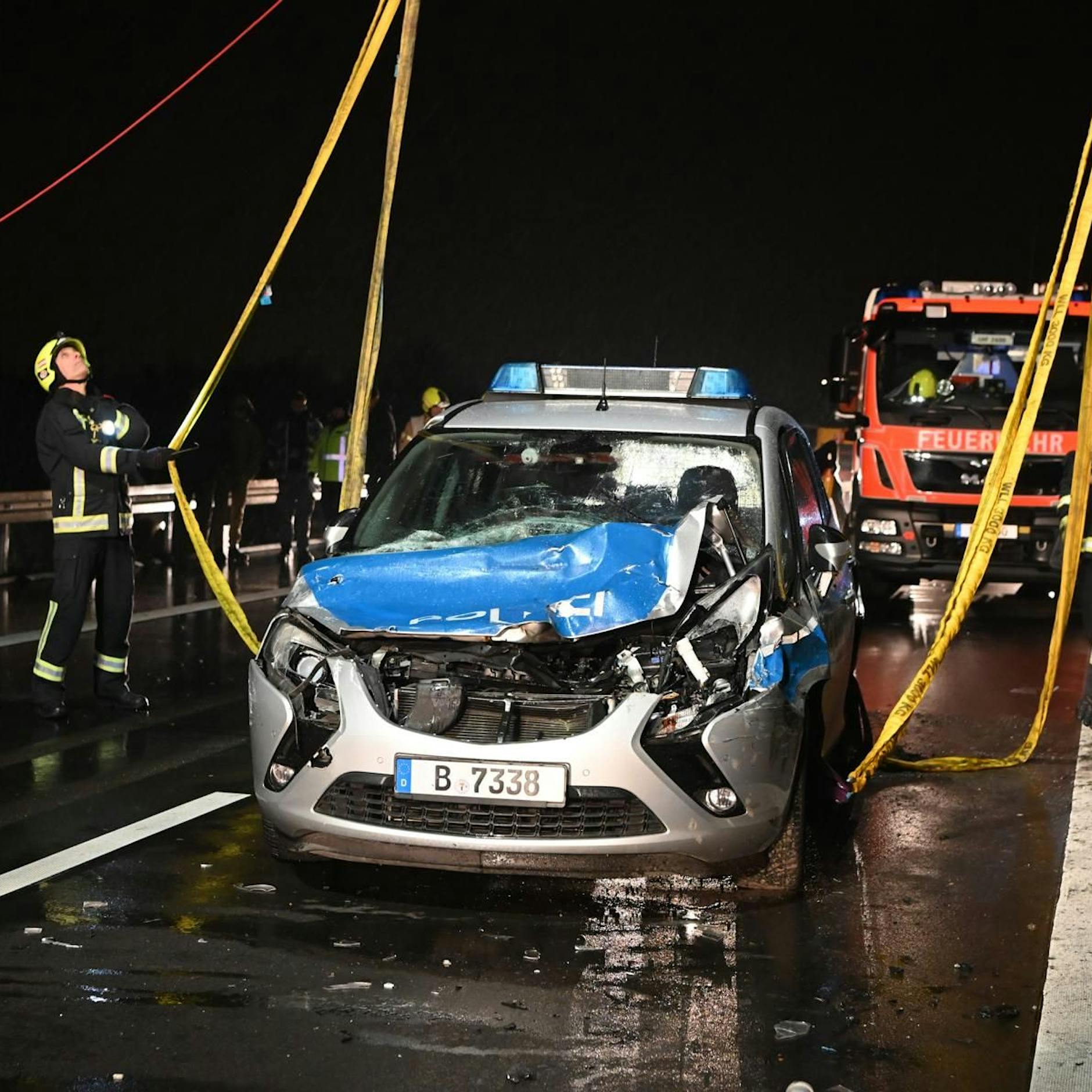 Autobahn-Crash nach wilder Verfolgungsjagd in Berlin-Pankow: Polizeiauto landet unter Wohnmobil! Polizisten verletzt