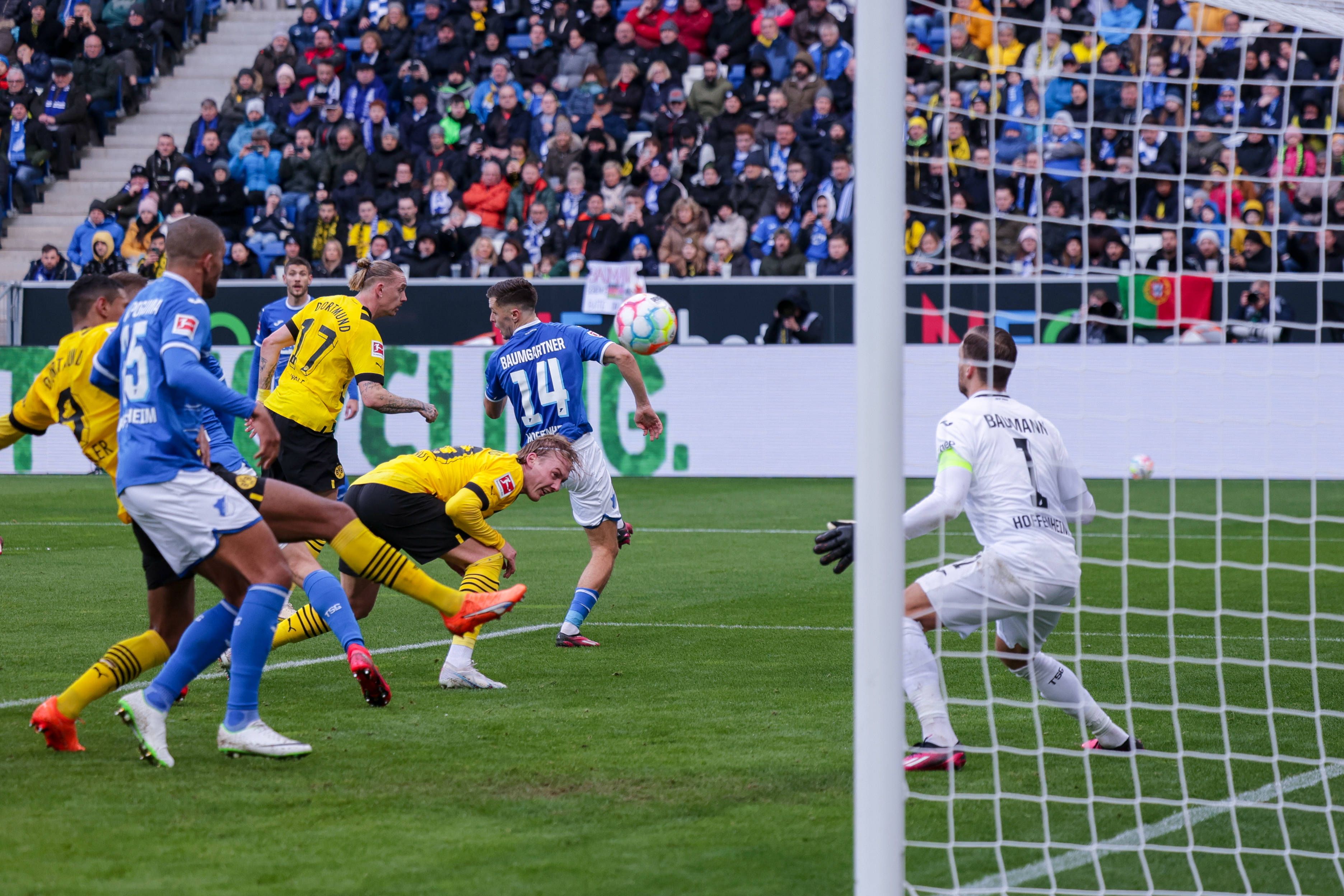 Image - Irrer Kick in Hoffenheim: Feueralarm, Balljunge im Spiel, Rückenentzücken – Dortmund einfach Brandtgefährlich!