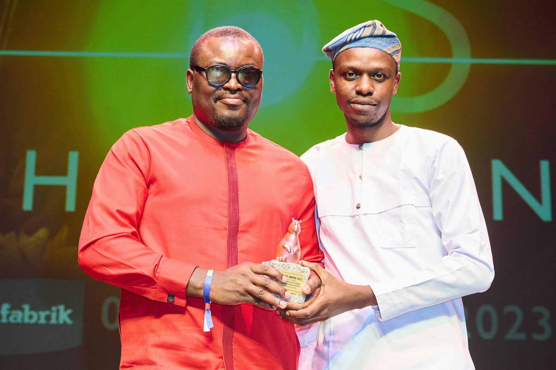 Mit ihrer Teddy-Trophäe für den besten Spielfilm: Babatunde Apalowo und Damilola Orimogunjeam haben mit „All the Colours of the World Are Between Black and White“ gewonnen.