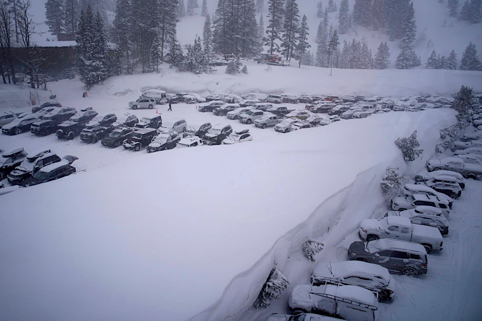 Kalifornien und andere Teile des Westens der USA sind durch den jüngsten Wintersturm, der die Vereinigten Staaten heimgesucht hat, mit starkem Schnee und Regen konfrontiert.  
